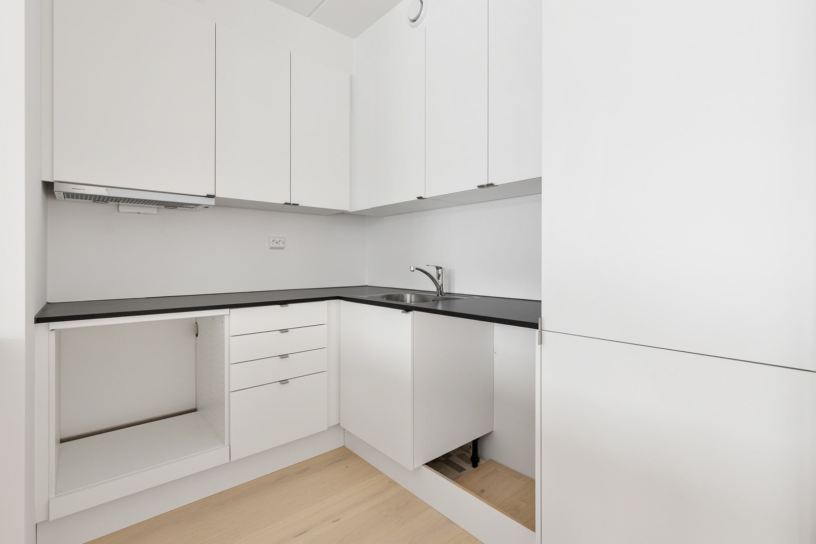 Kjøkkeninnredningen er med glatte fronter og laminat benkeplate. Galleribilde