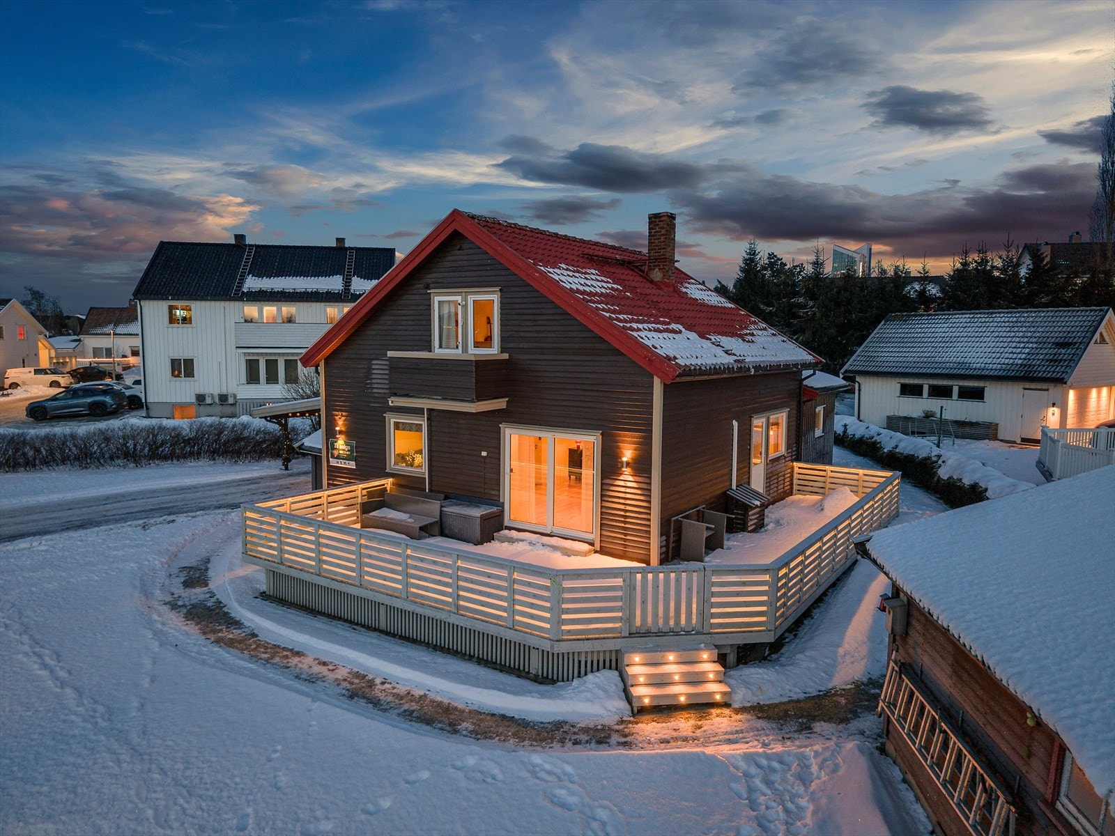 Eiendommen har dobbelgarasj, carport og oppstillingsplass til flere biler Galleribilde