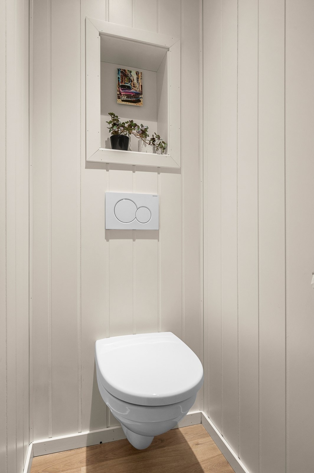 Toalettrom i 1.etasje med vegghengt wc Galleribilde