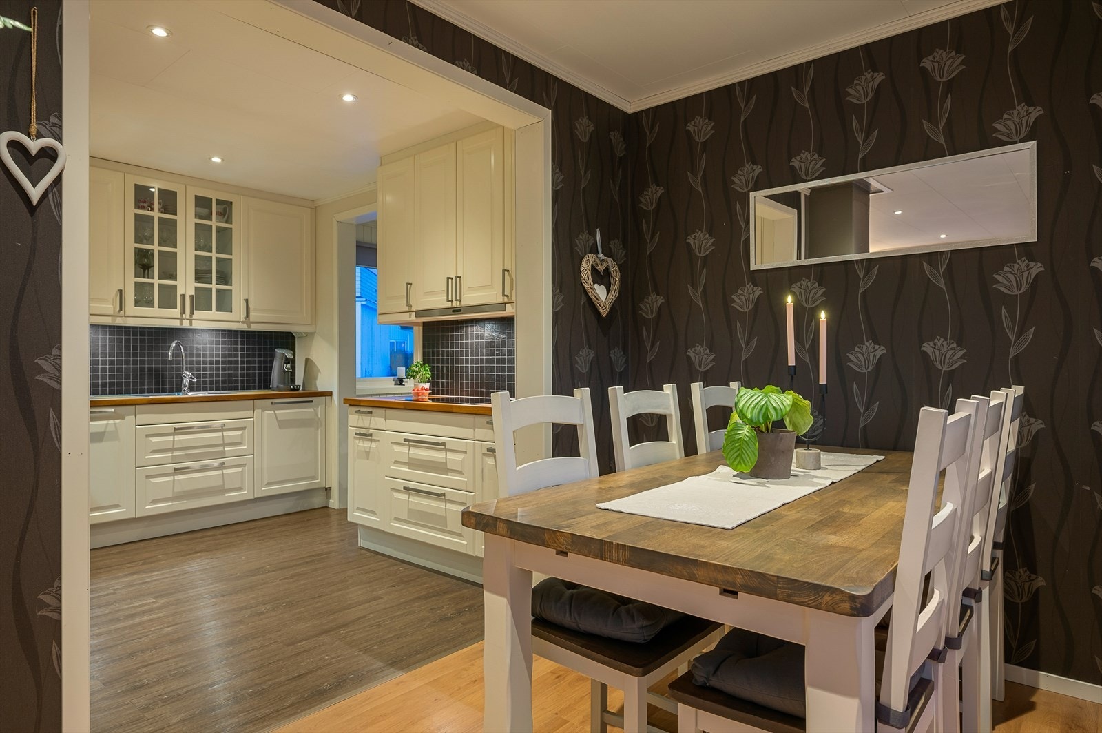 Kjøkken er adskilt fra hovedstue men ligger i åpen løsning til spisestuen Galleribilde