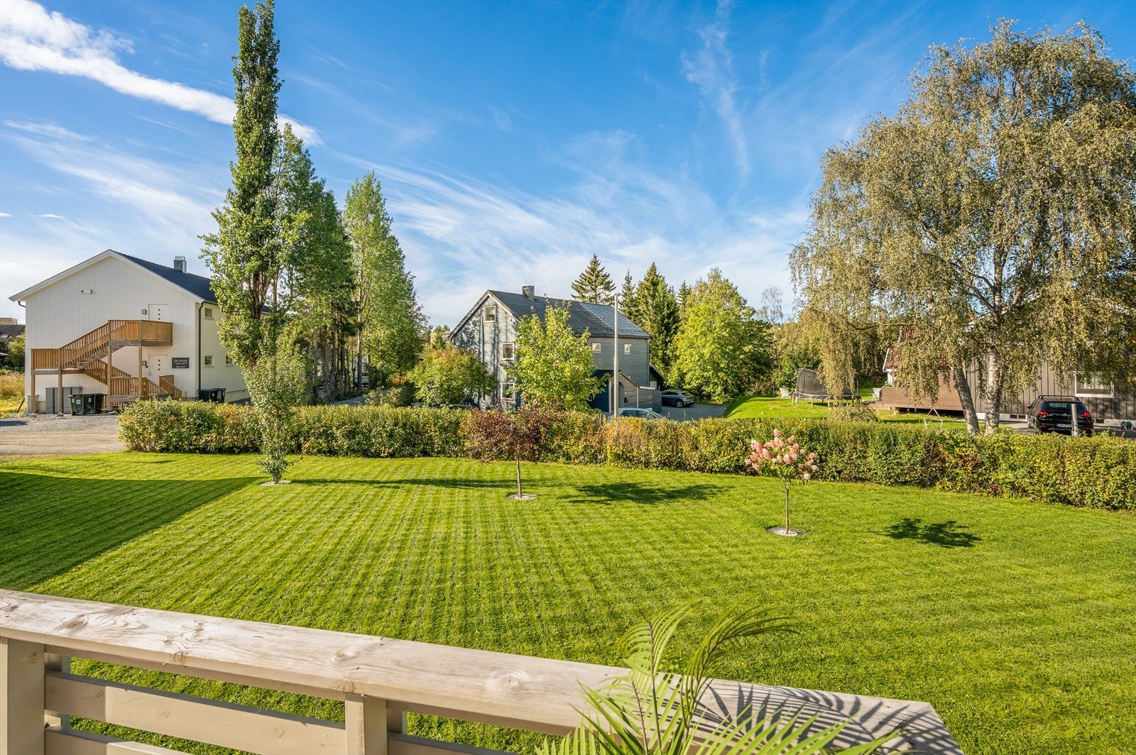 Hagen er pent beplantet med div busker og trær som hegg rundt store deler av eiendommen Galleribilde