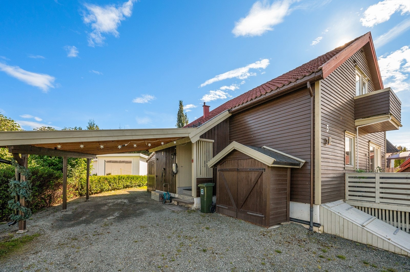 Carport etalbert i 2021 og elbil-lader fra 2020 Galleribilde