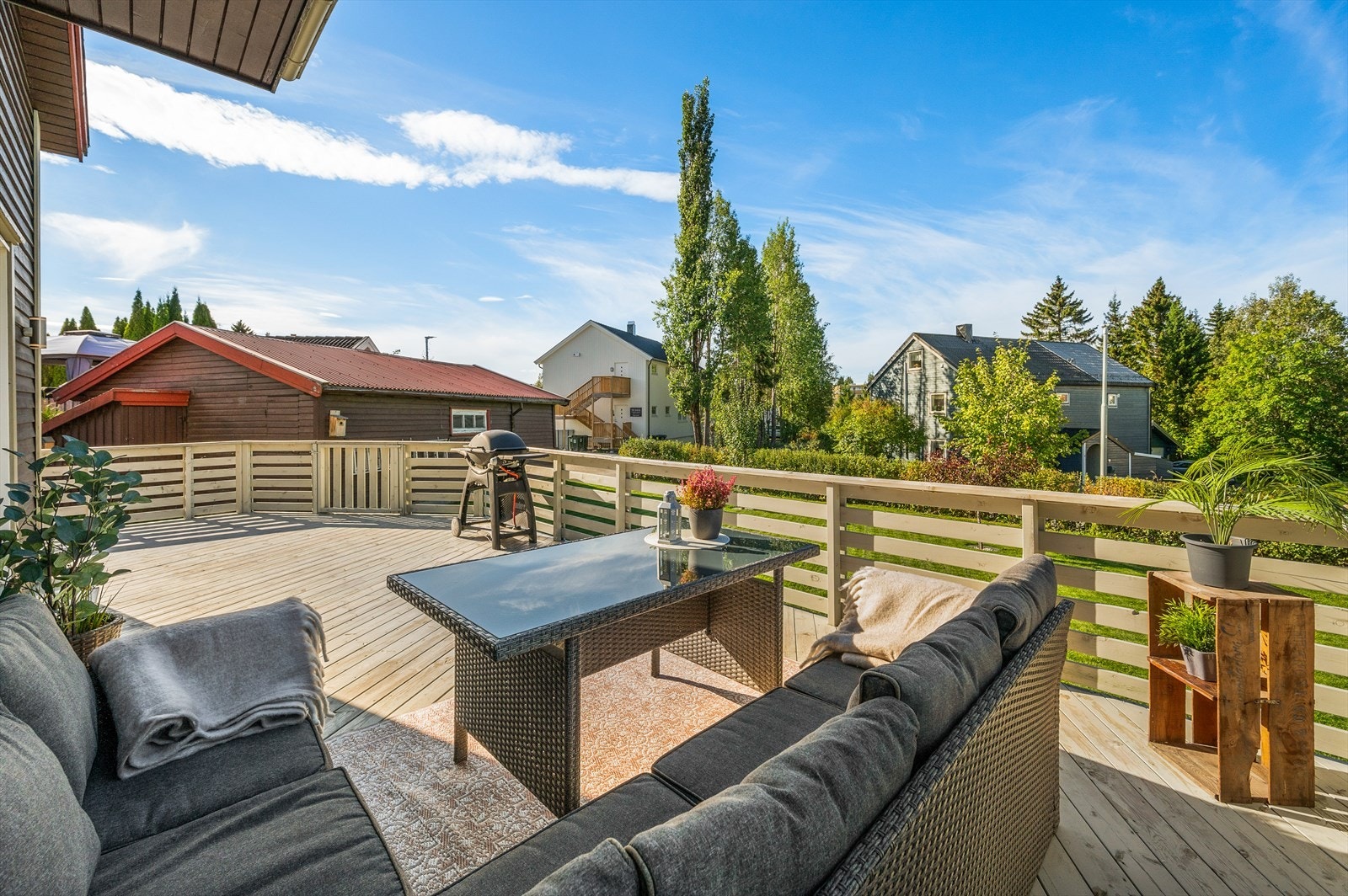 I 2019 ble det bygd ny terrasse på 50,9m² rundt sørvest hjørnet av boligen som gir sol fra tidlig morgen til sent kveld ca. 22:00 sommerstid Galleribilde