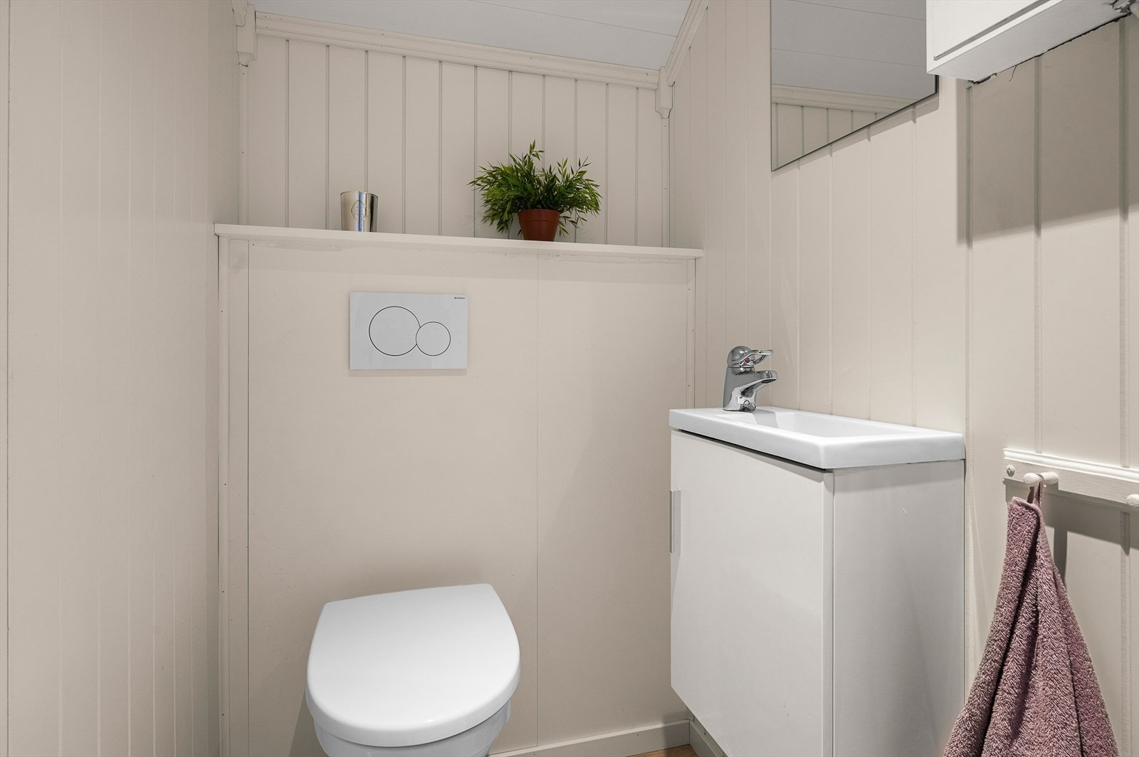 Toalettrom med vegghengt wc i boligens 2.etasje Galleribilde