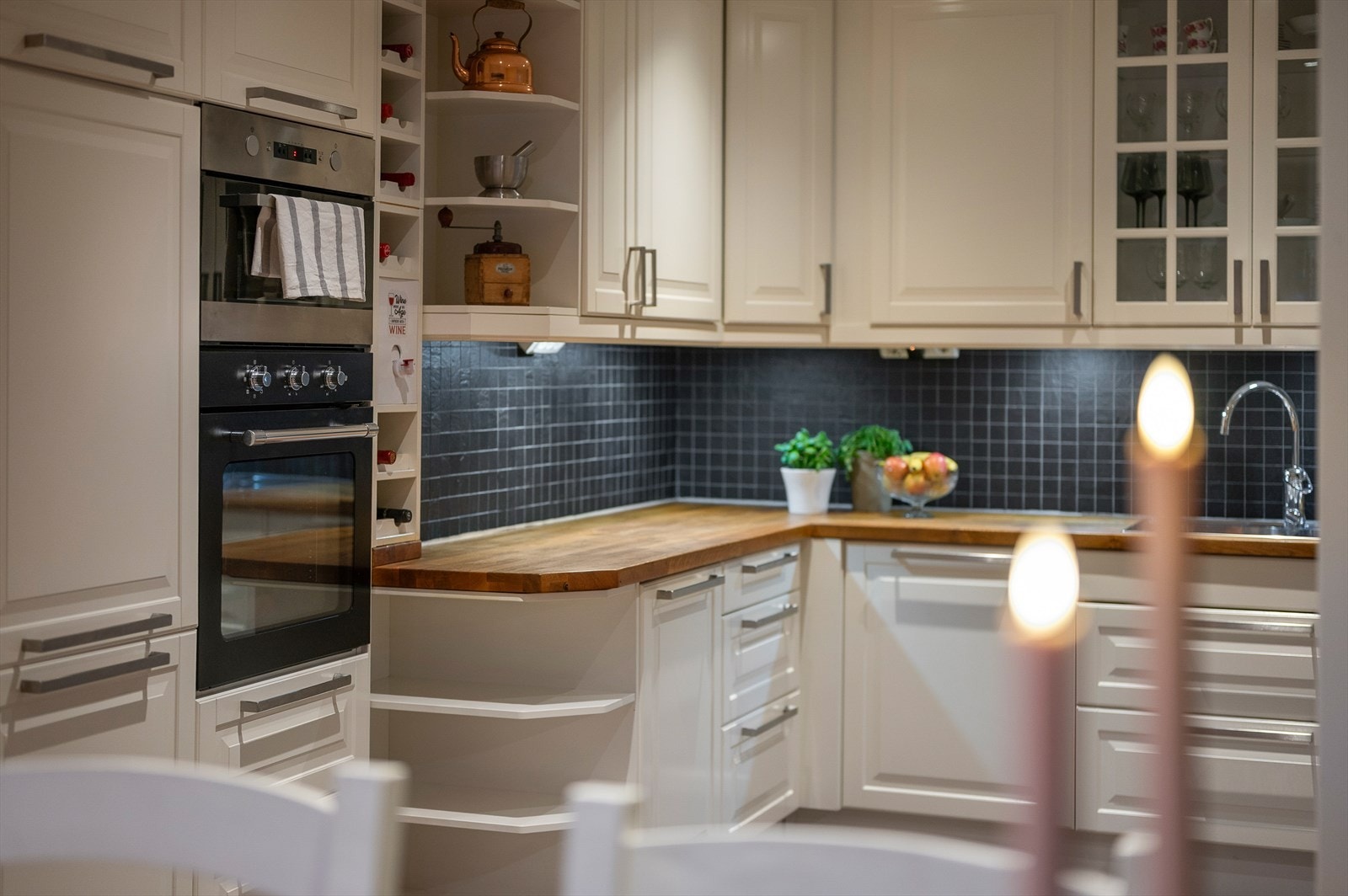 Praktisk flis over benkeplate for enklere rengjøring Galleribilde