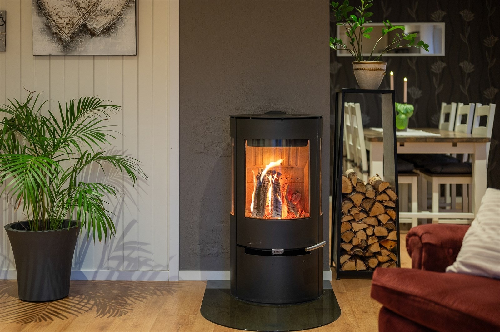 Det er også vedovn på stue som gir ekstra kos og varme på kalde vinterdager Galleribilde