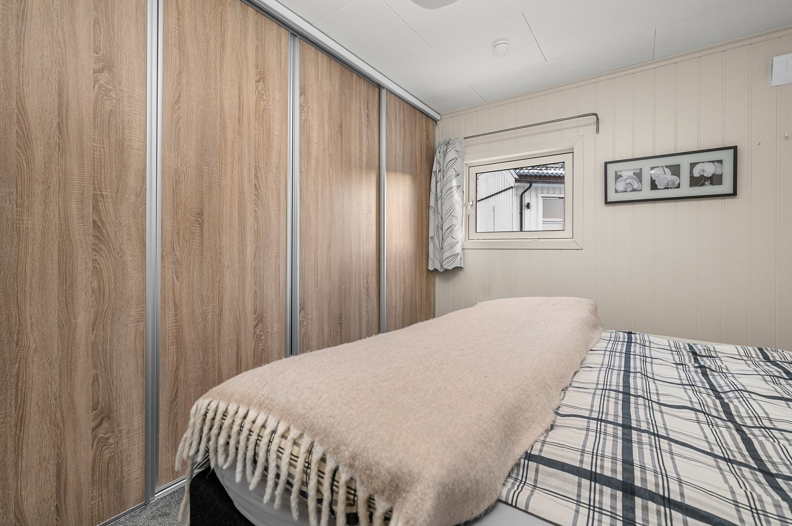 med stor skyvedørsgarderobe Galleribilde