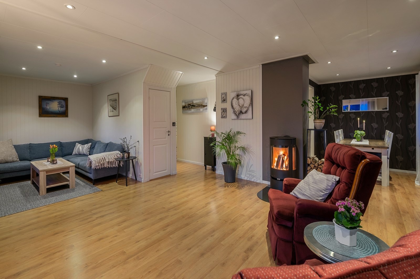 Romslig stue- og kjøkkenareal på hele 59,4m² med mulighet for etablering av flere soverom ved behov Galleribilde