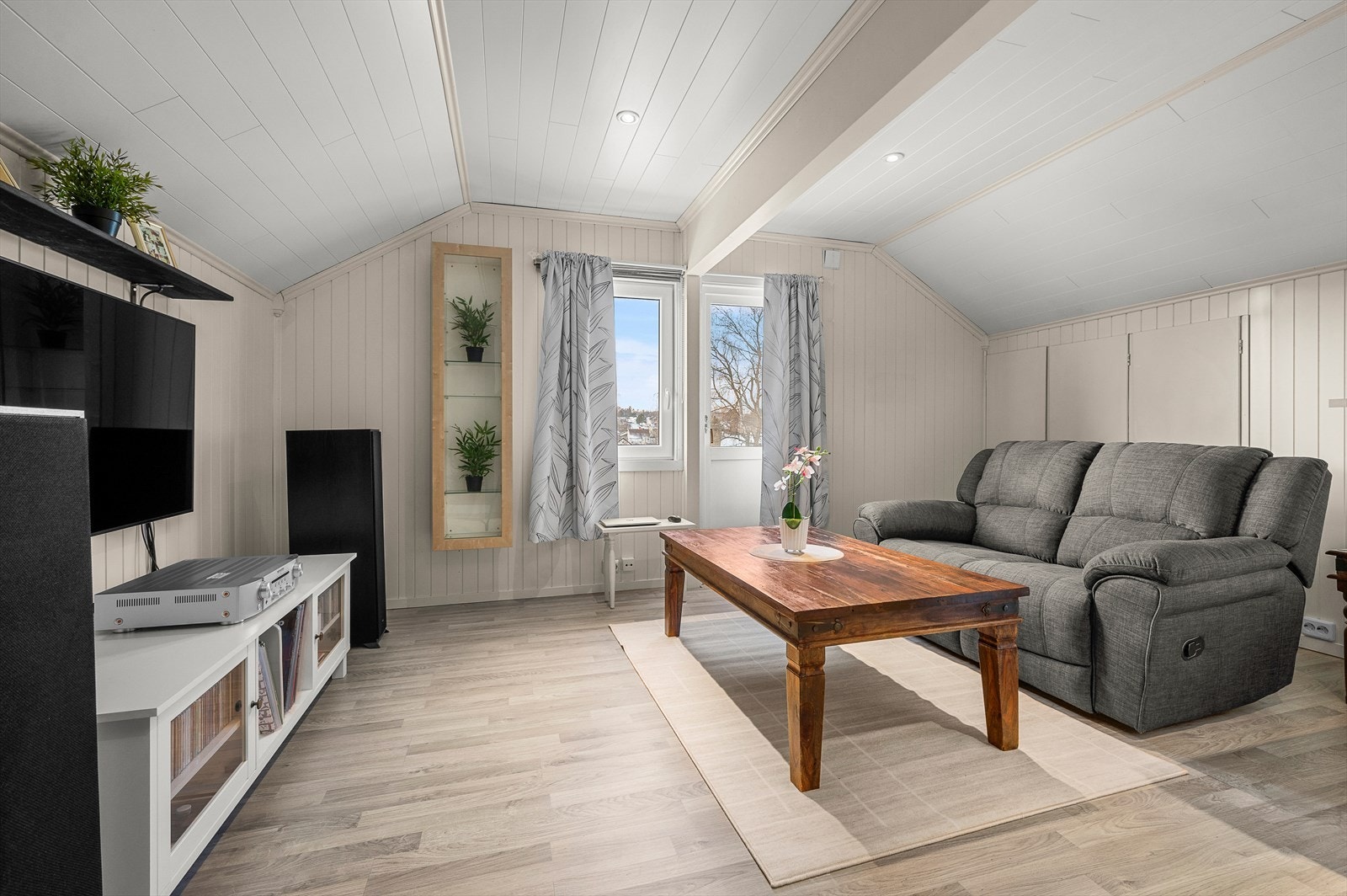 Loftstue med utgang til bakong Galleribilde