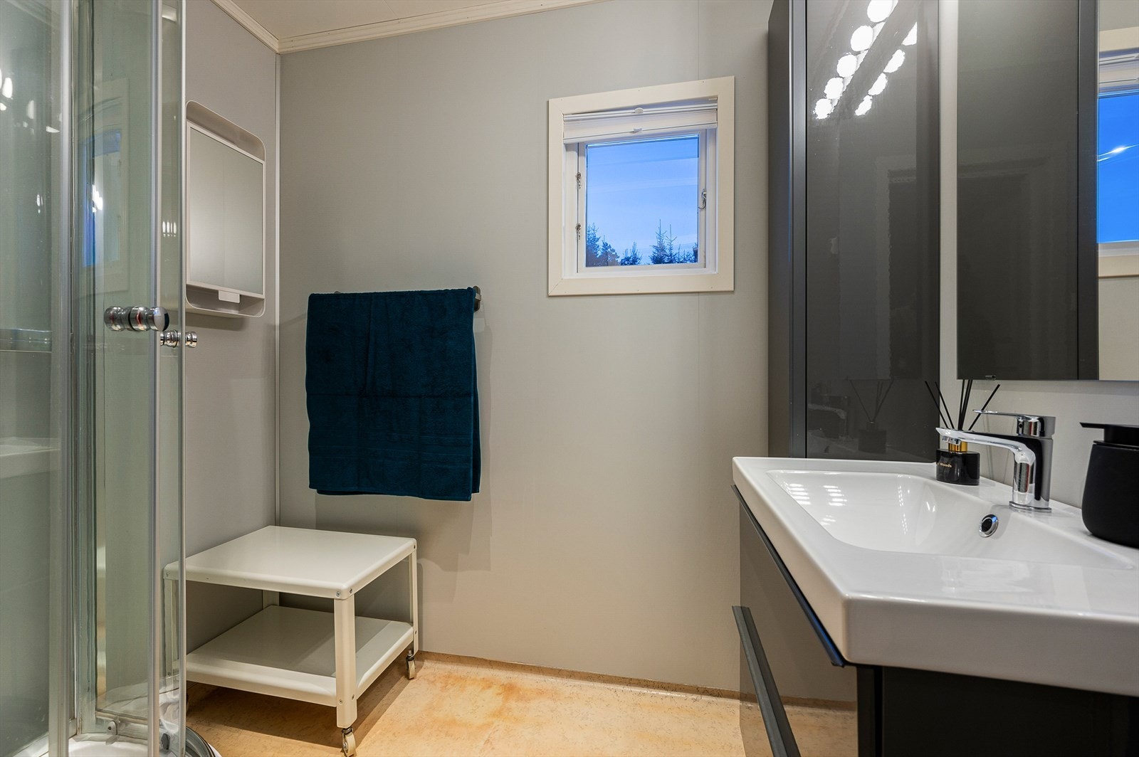 Bad med nyere innredning og dusjkabinett Galleribilde