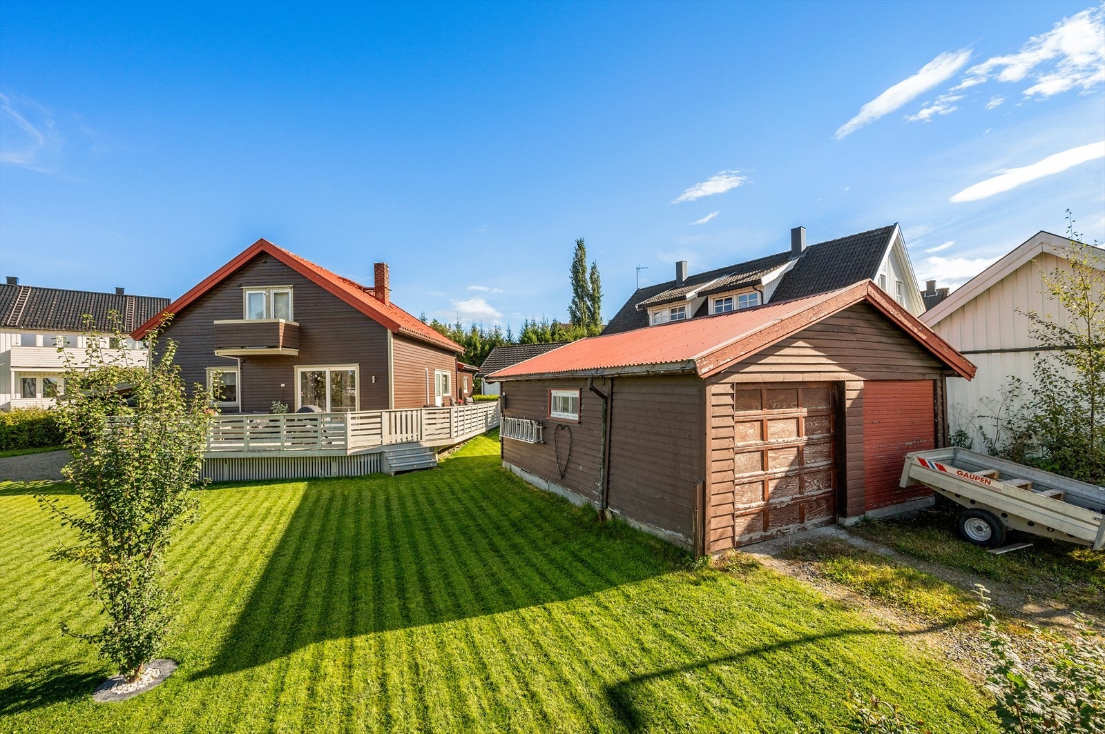 Dobbelgarasje hvor en garasjeport har elektrisk portåpner Galleribilde