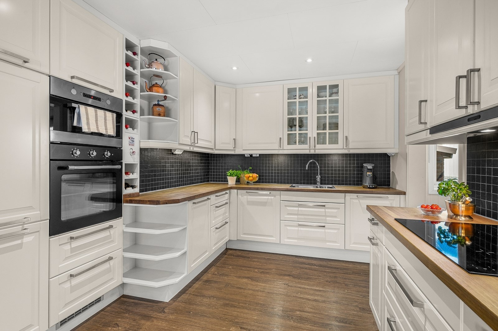 Kjøkken er nytt fra 2011 og har integrerte hvitevarer Galleribilde