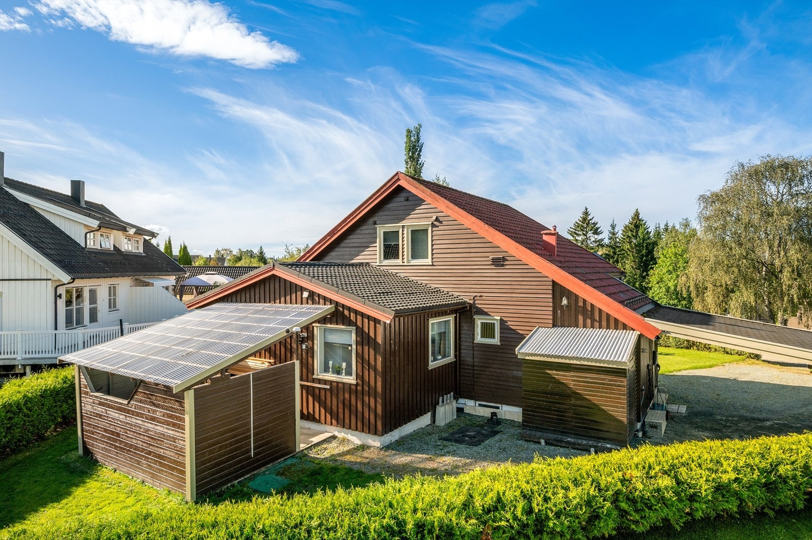 Boligen har flere praktiske oppbevaringsmuligheter for div. redskap, sykler, snøfreser o.l. Galleribilde