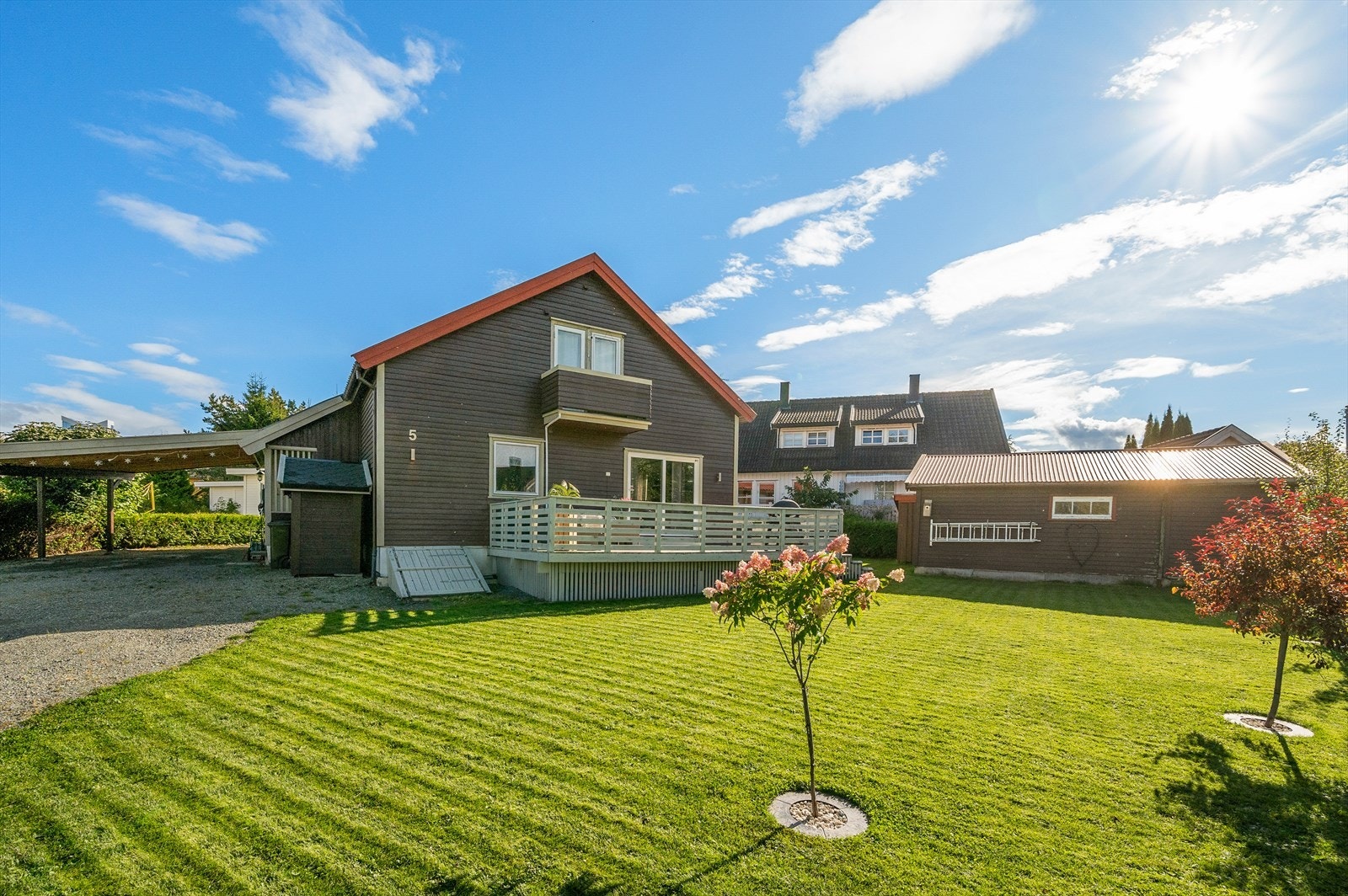 Meget flott opparbeidet tomt med stort plenareal med rom for mye lek Galleribilde