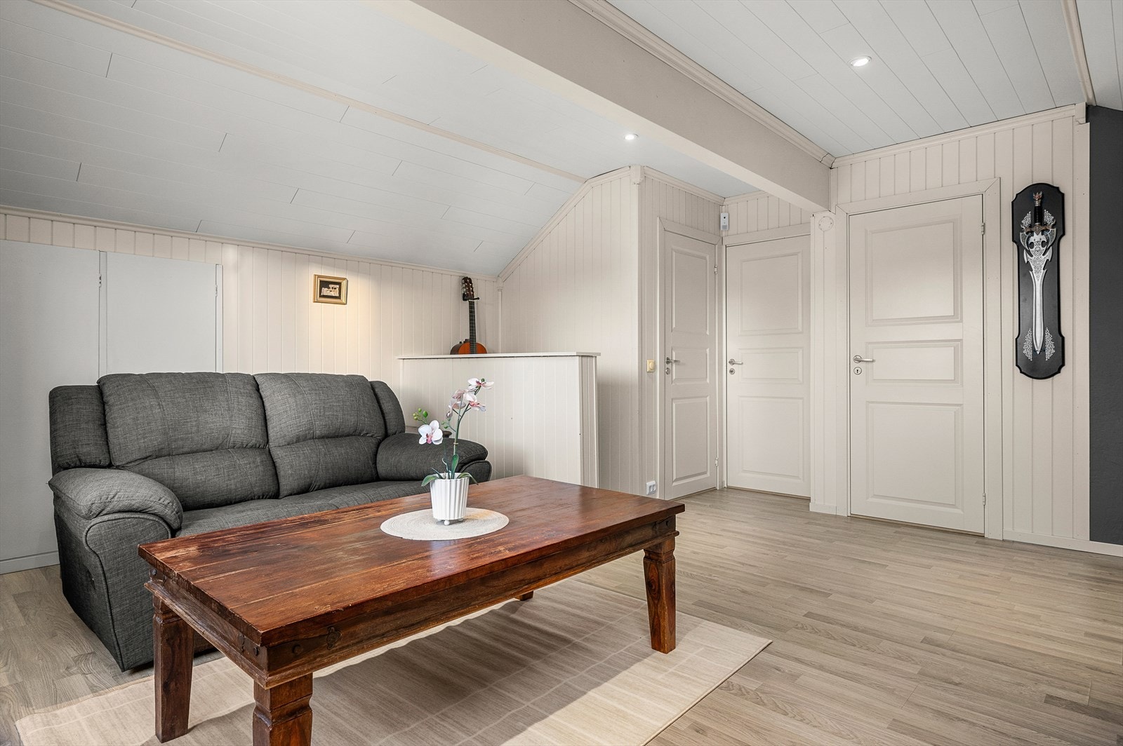 Deler av loftstuen var ved byggetidspunktet inntegnet som soverom. Gode lagringsmuligheter i kneloft Galleribilde