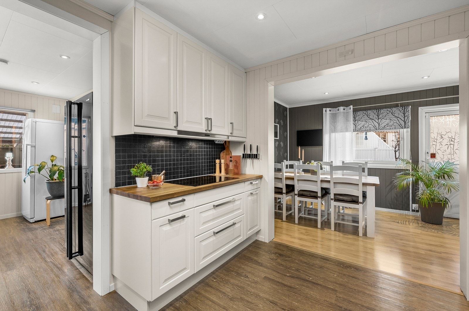 Stor plattopp på 70cm med induksjon- og bosstfunksjon. Skuffer og skap med soft-close Galleribilde