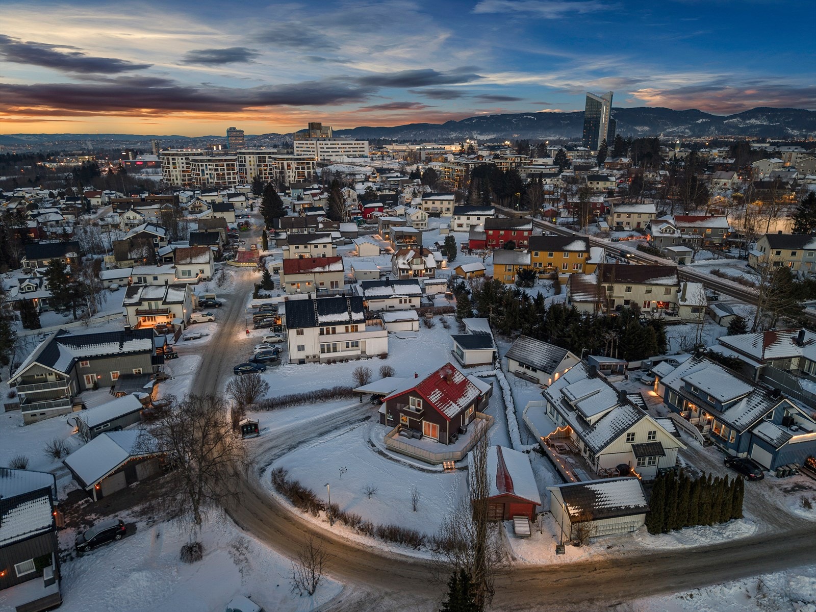 Nærområdet betegnes som svært barnevennlig med trygge rammer og gode oppvekstsvilkår for barnefamilier med kort avstand til barnehage, skoler og idrettsanlegg Galleribilde