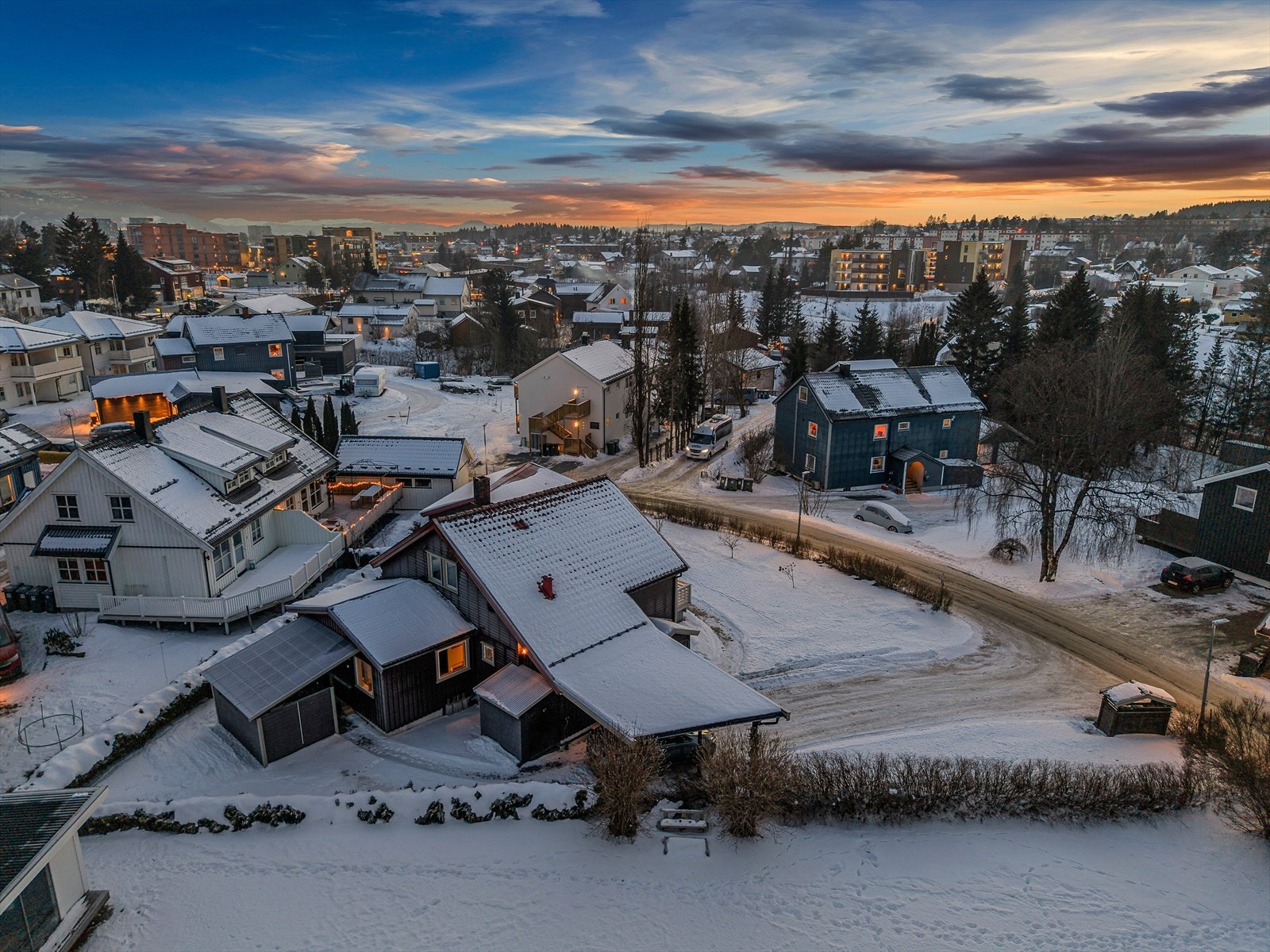 God kollektivtransport med Metrostopp kun 1 min gang fra boligen samt Heimdal sentrum med stoppested for lokaltog på Trønderbanen med forbindelser til både Værnes og Steinkjer Galleribilde