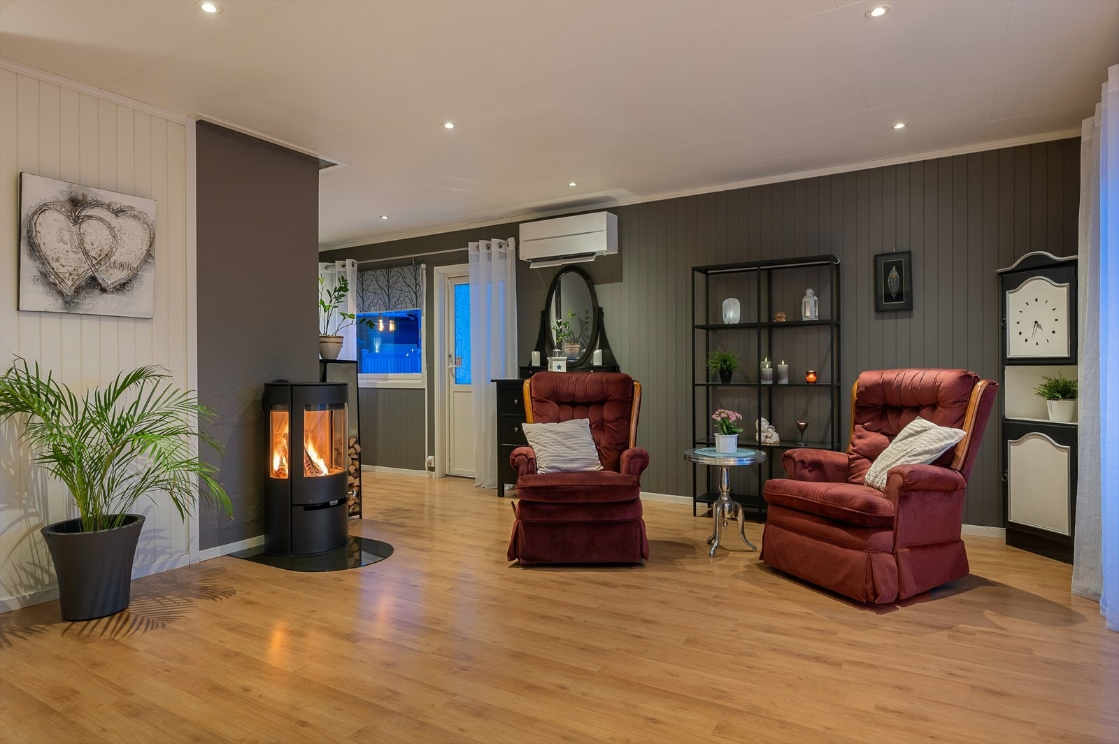 Stuen er malt i moderne farger, og har god belysning i himling med dimming Galleribilde