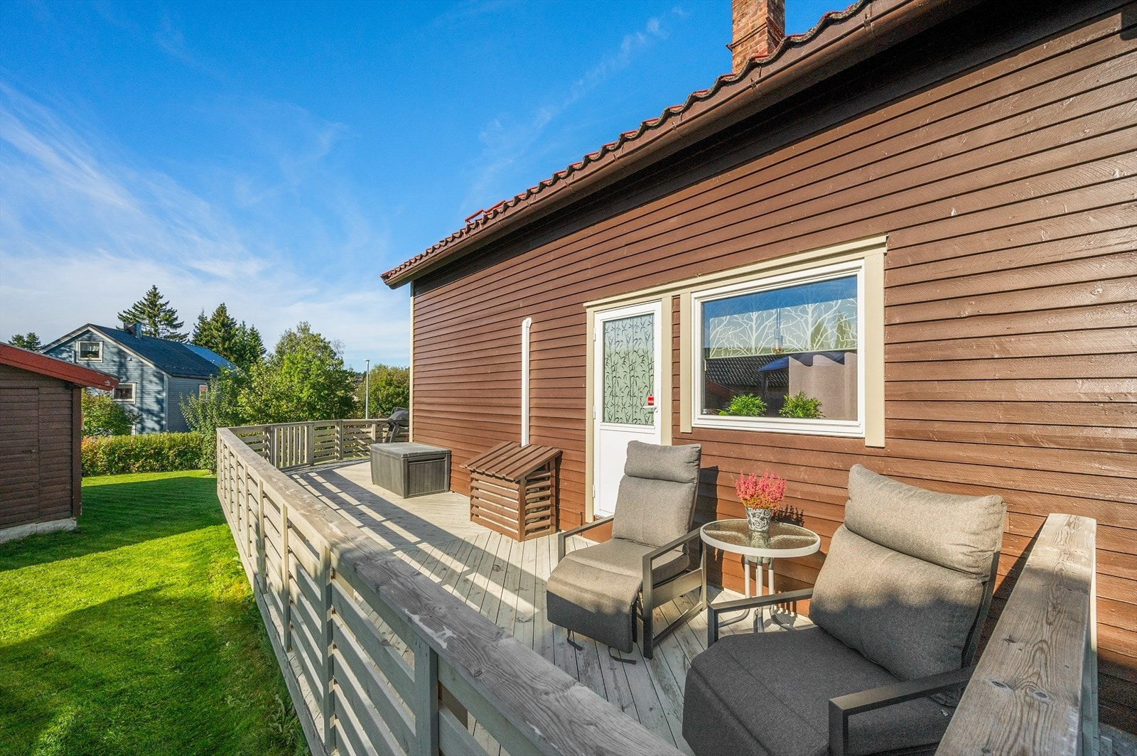 Veranda på sørsiden av boligen hvor morgenkaffen kan nytes Galleribilde