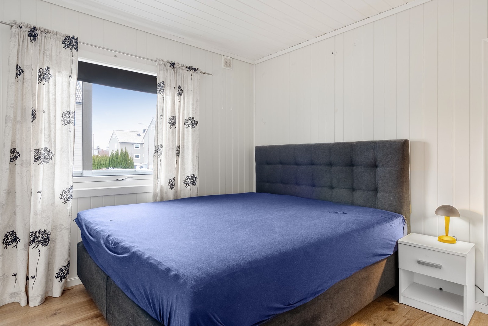 Begge soverommene i boligen har en god størrelse og gir plass til både stor seng, kontorplass og personlige eiendeler Galleribilde