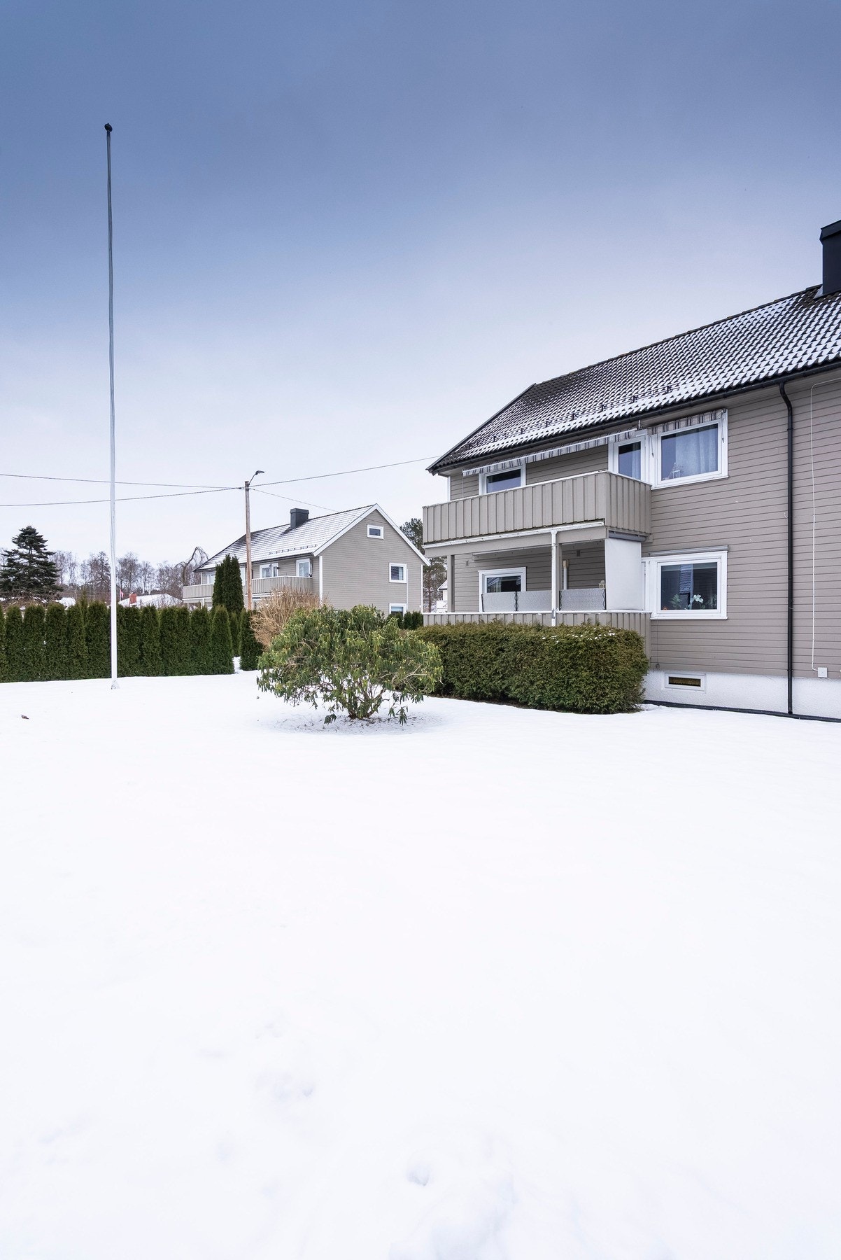 Med trapp fra terrasse til felles hageområde har du kort vei til grøntområder og lek Galleribilde