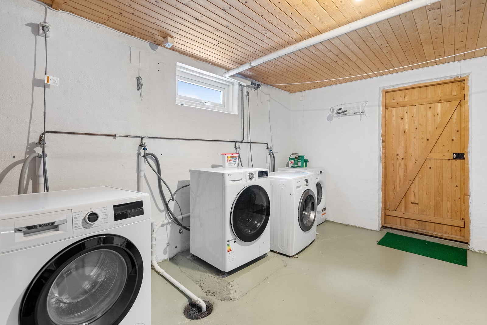 I kjelleren har du god oppvaring i bodrom i tillegg til plass til vaskemaskin Galleribilde