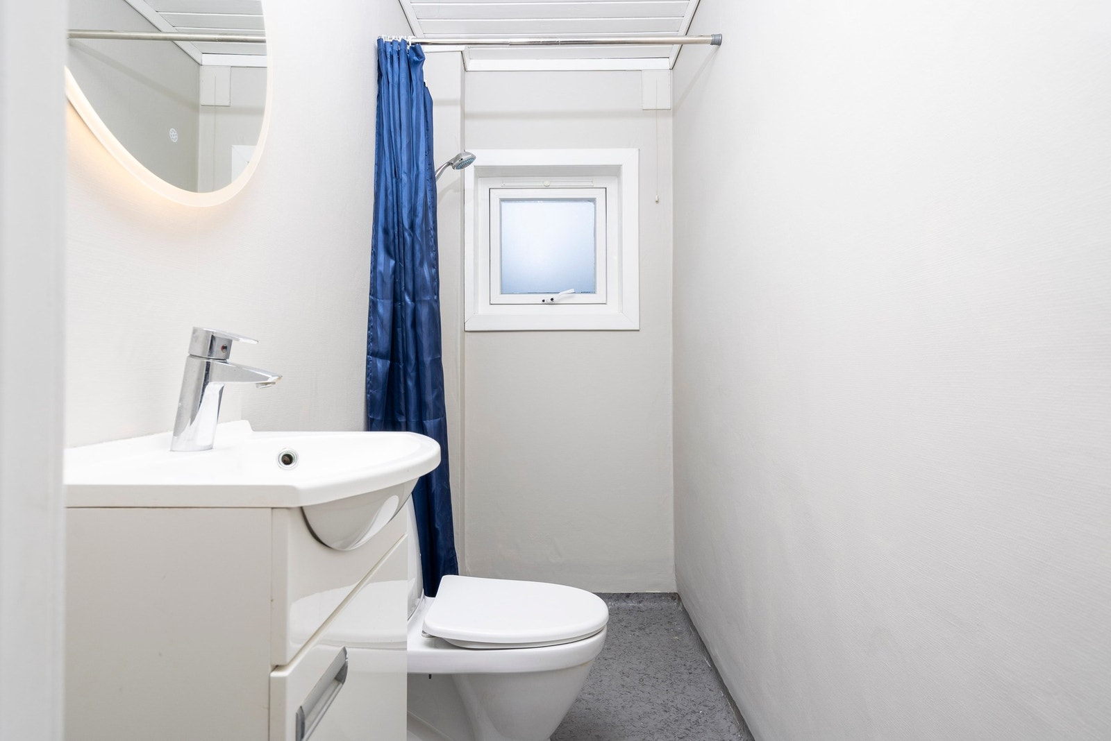 Badet er plasseffektivt, men funksjonelt og dekker hverdagsbehovene. Det er i tillegg tilrettelagt for vaskemaskin i kjeller Galleribilde