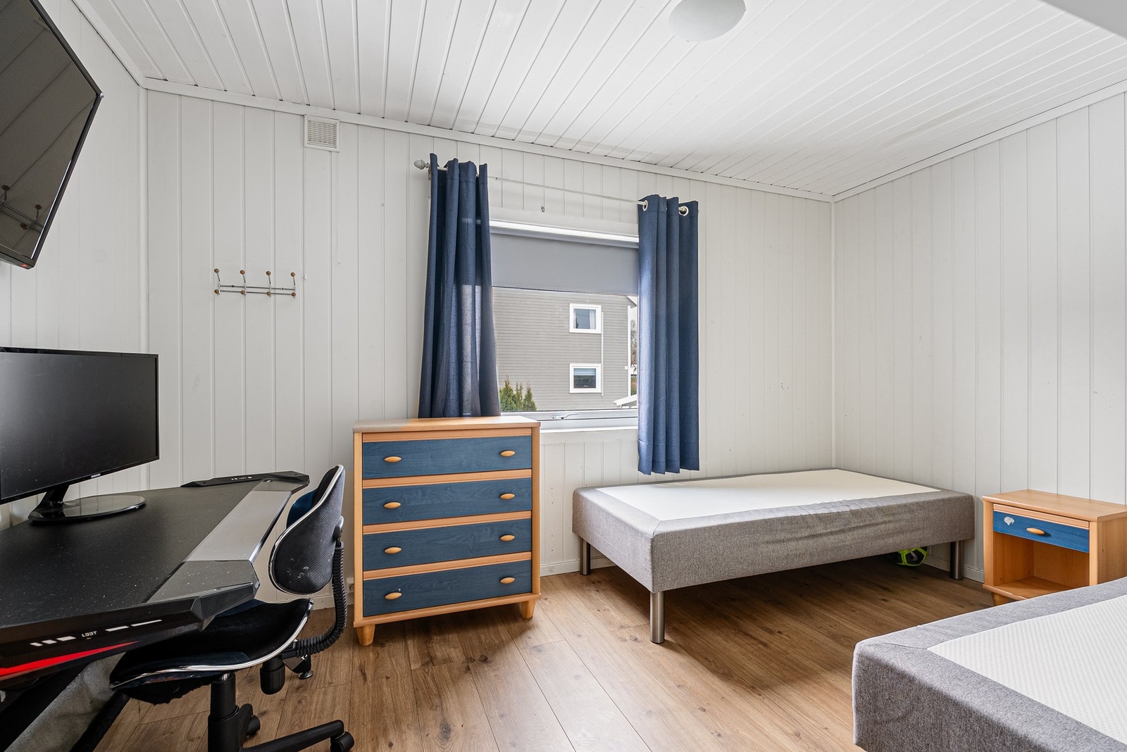 Soverom nummer 2 har en slik størrelse at det er mulighet for at flere i familien kan dele, eller det kan kombineres som kontor og gjesterom Galleribilde