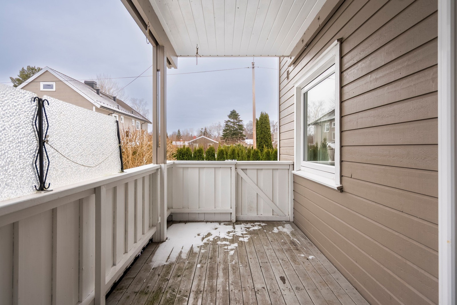 Deilig overbygget terrasse på 9 m2 med trapp videre til felles hage Galleribilde