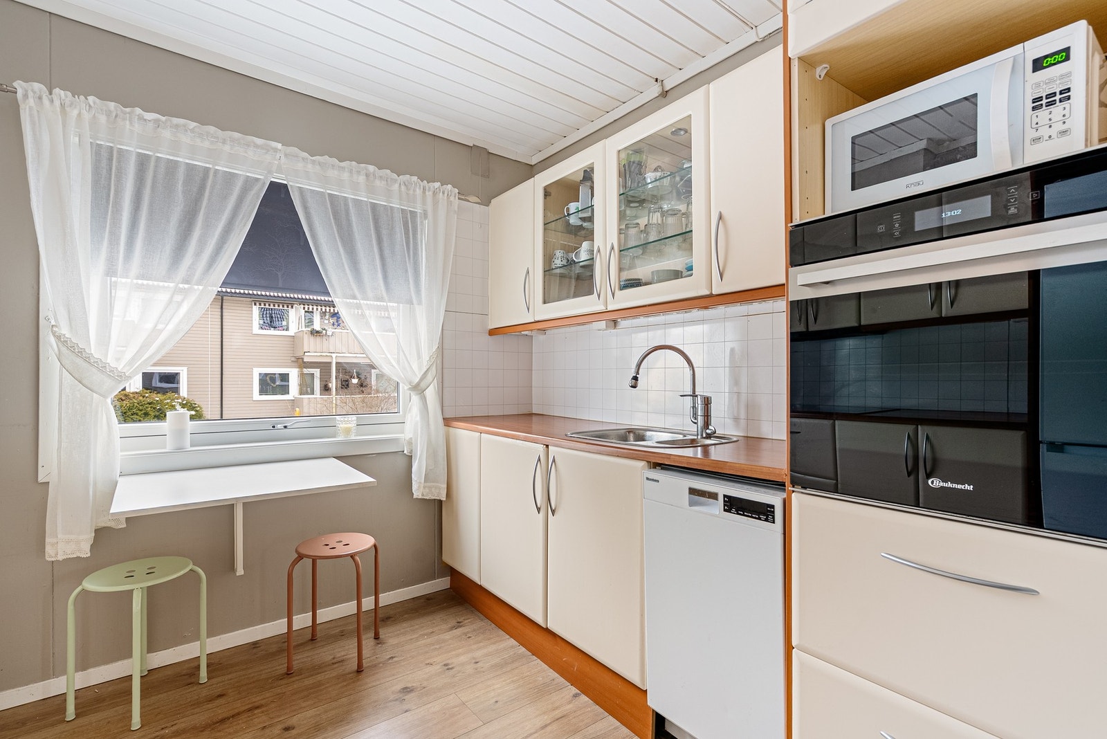 Her har du lite frokostbord ved vinduet, og god oppbevaringsplass i skap Galleribilde