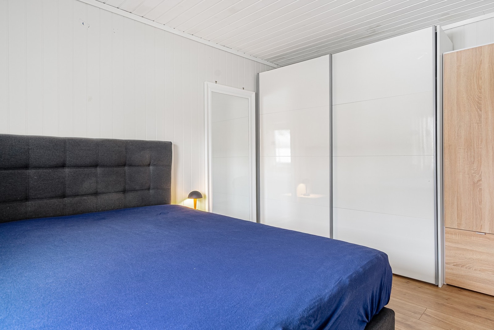 På hovedsoverommet har du også god garderobeplass for enkel og ryddig klesoppbevaring Galleribilde