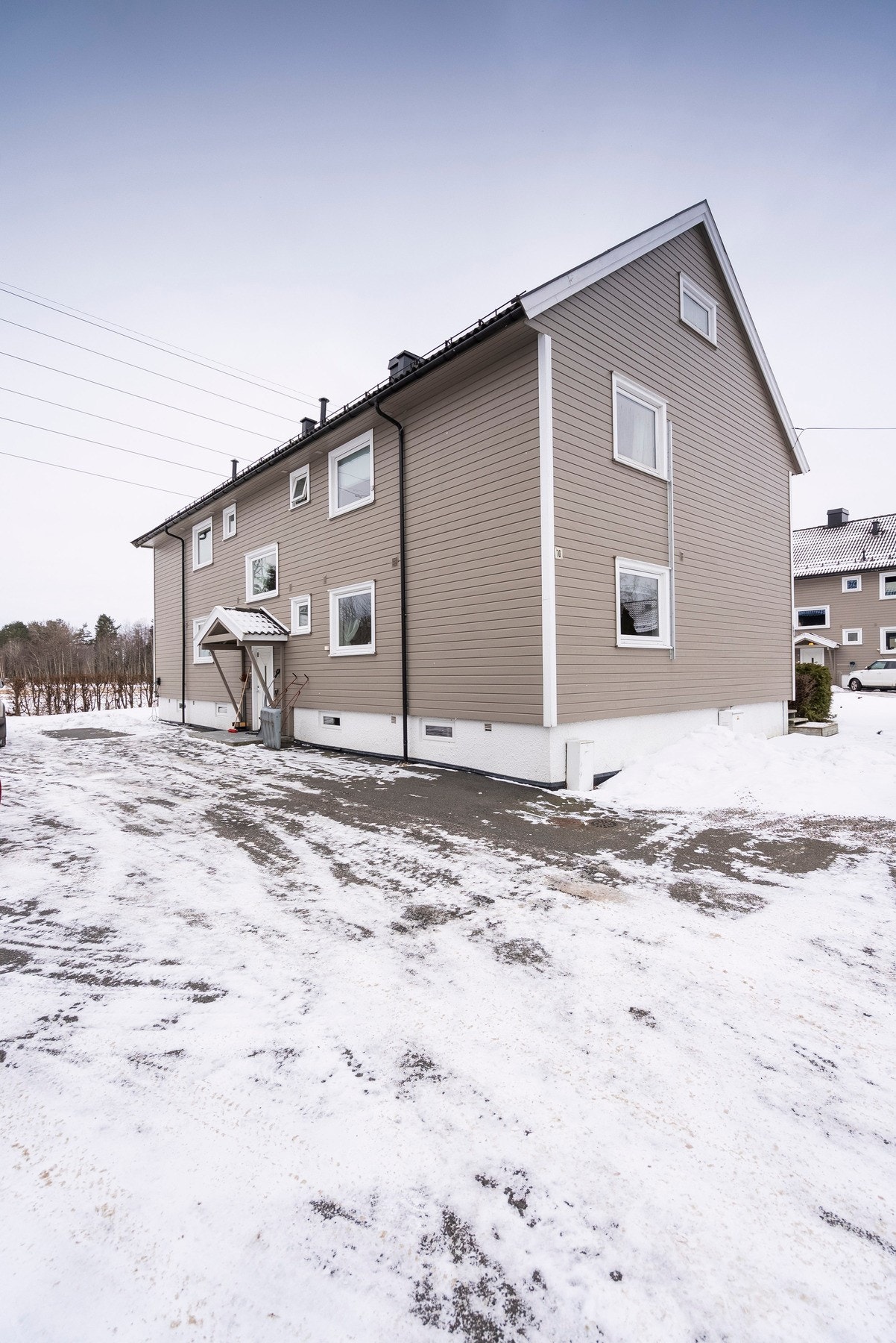 Boligen ligger i 1.etasje av 4mannsbolig og har parkering til andelene på utsiden Galleribilde