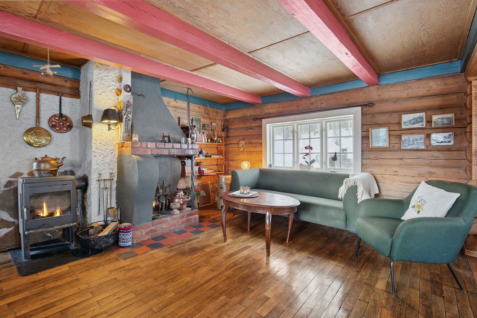 Koselig stue med vedfyring Galleribilde