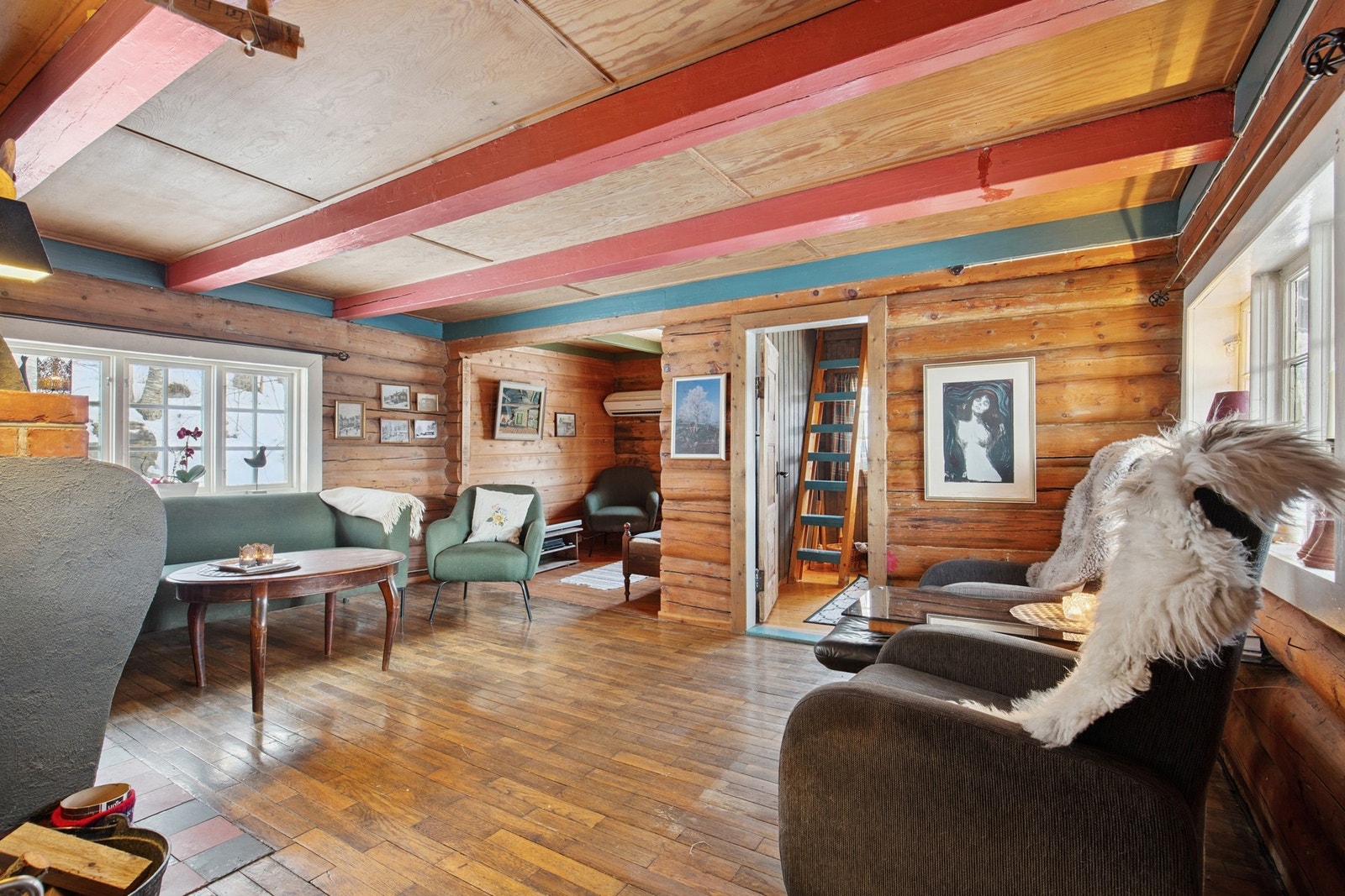 Stuen har plass til flere sittegrupper Galleribilde