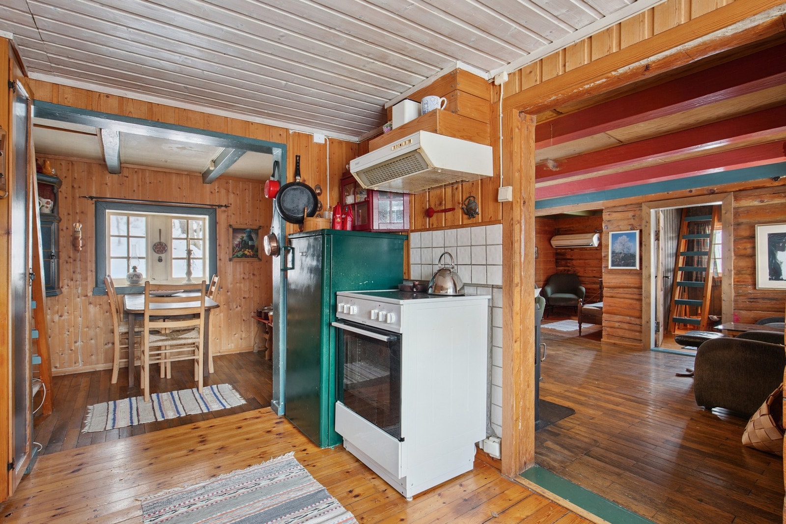 På kjøkkenet er det plass til sittegruppe Galleribilde