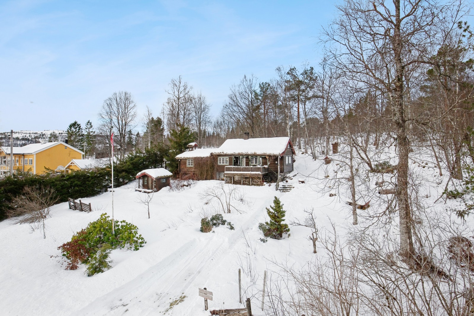 Trivelig hytte som er oppført i tømmer. Galleribilde