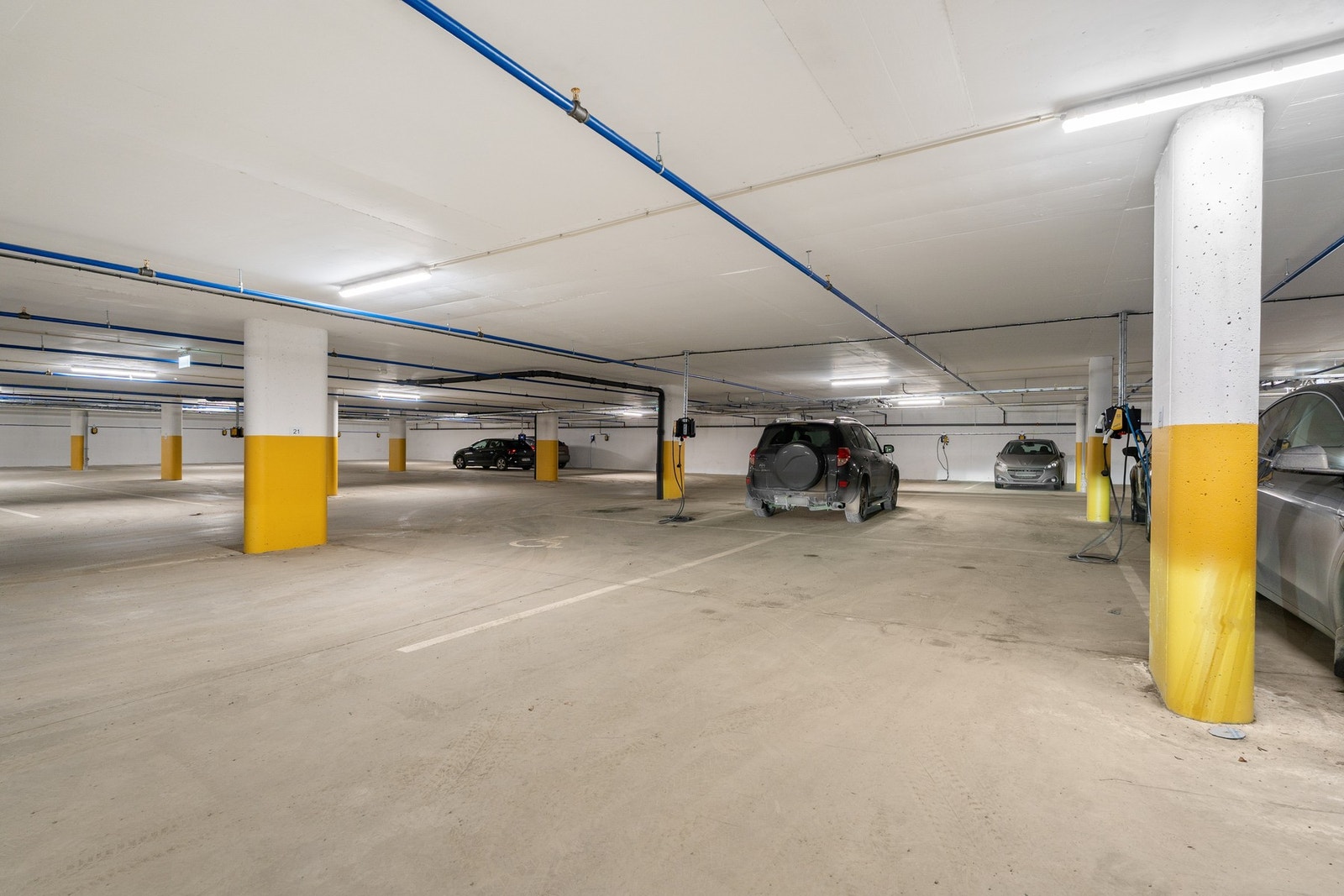 1,5 parkeringsplass som medfølger leiligheten. Elbillader montert. Galleribilde