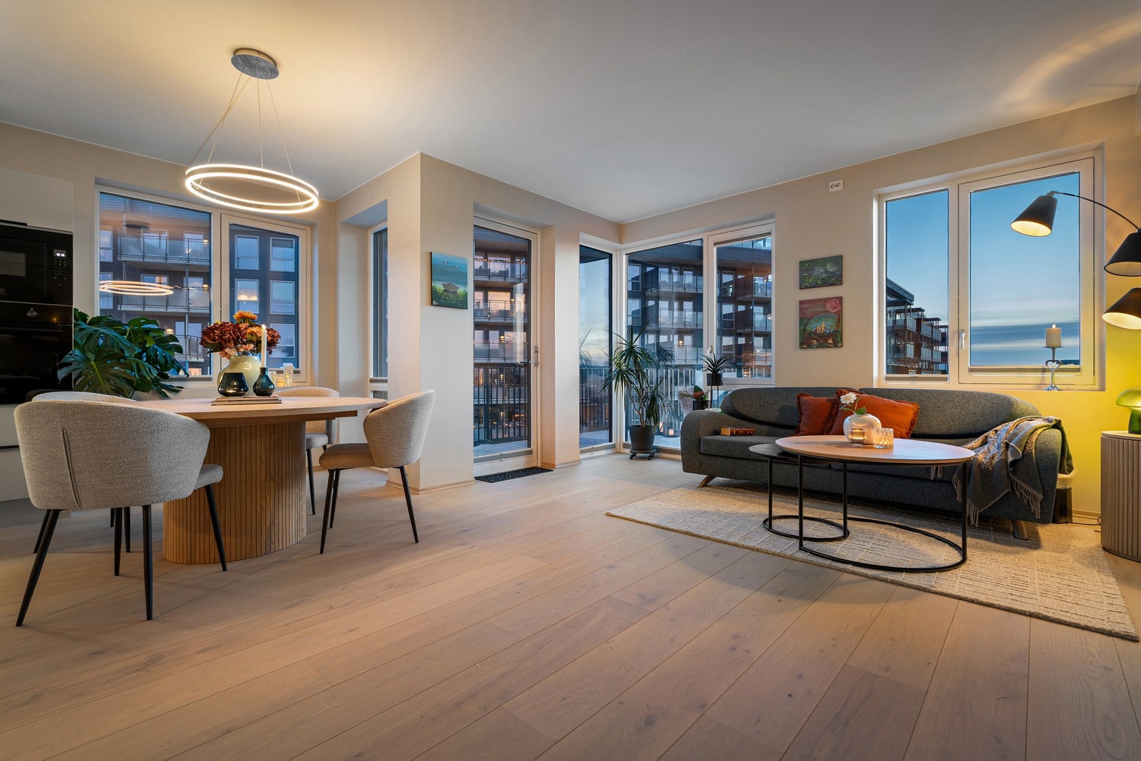 De store vindusflatene i flere himmelretninger sørger for et svært behagelig gjennomlys. Galleribilde