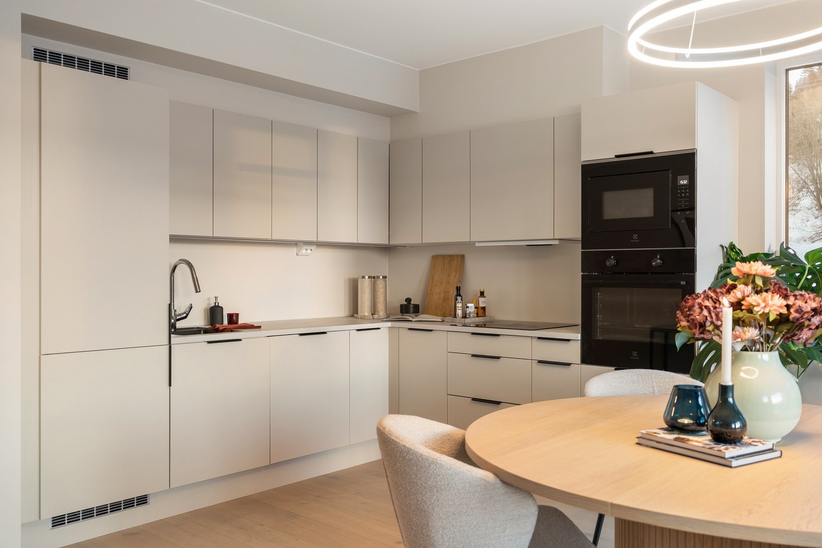 Svært pent kjøkken med eksklusive tilvalg og integrerte hvitevarer. Galleribilde