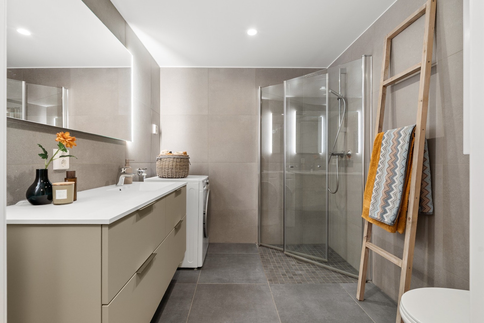 Romslig bad med stilsikre 60x60-fliser samt oppgradert innredning. Galleribilde