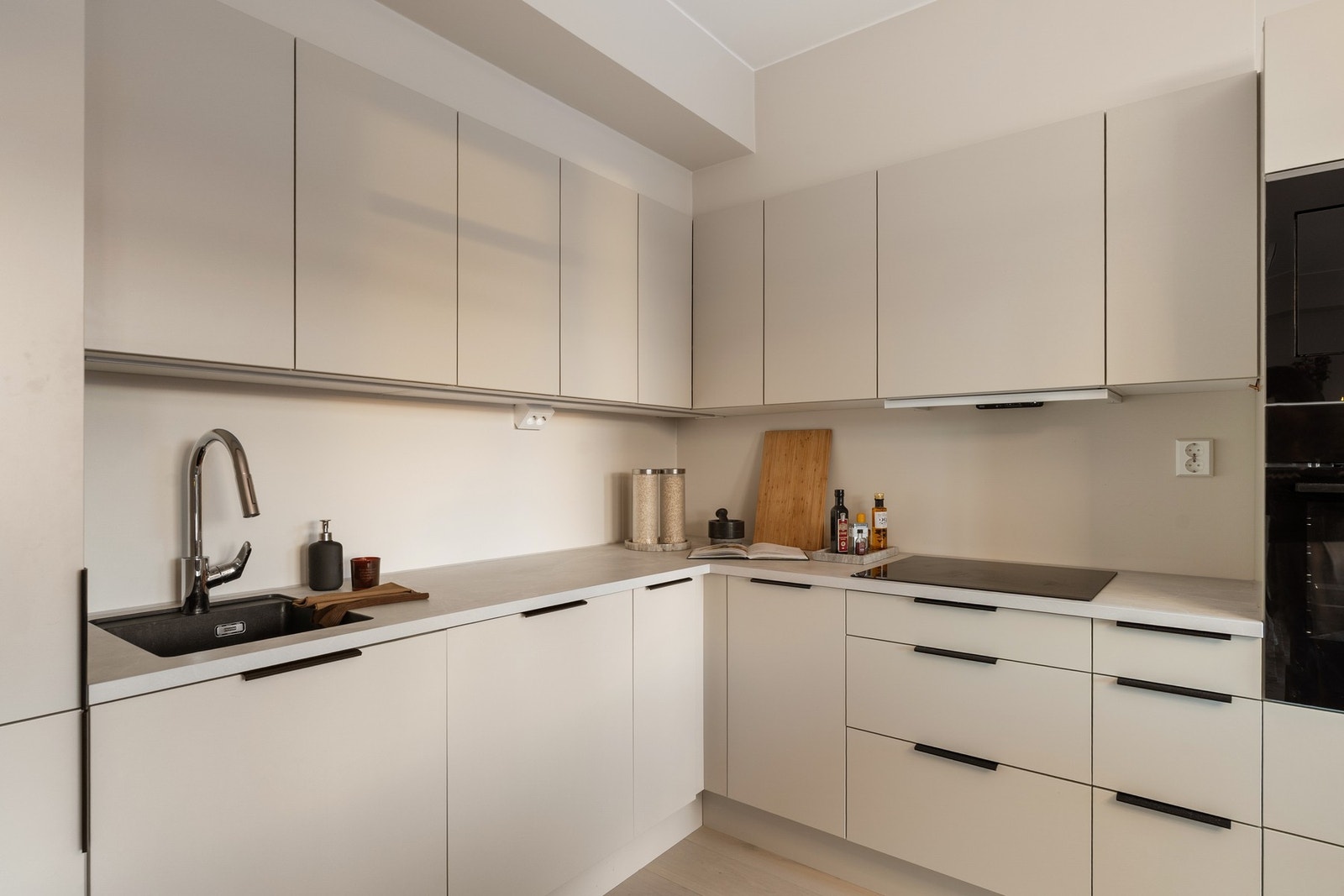 Kjøkkenet er utstyrt med bl.a. integrert oppvaskmaskin, kjøleskap, fryseskap, platetopp, mikro samt komfyr. Galleribilde