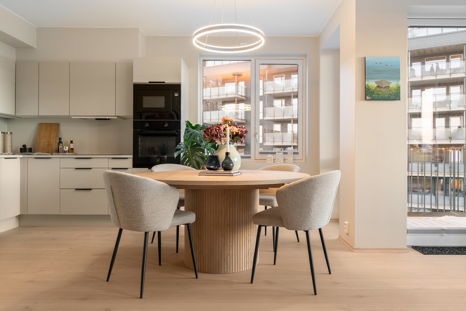 Spisebordet finner sin naturlige plassering mellom stuen og kjøkkensonen. Galleribilde