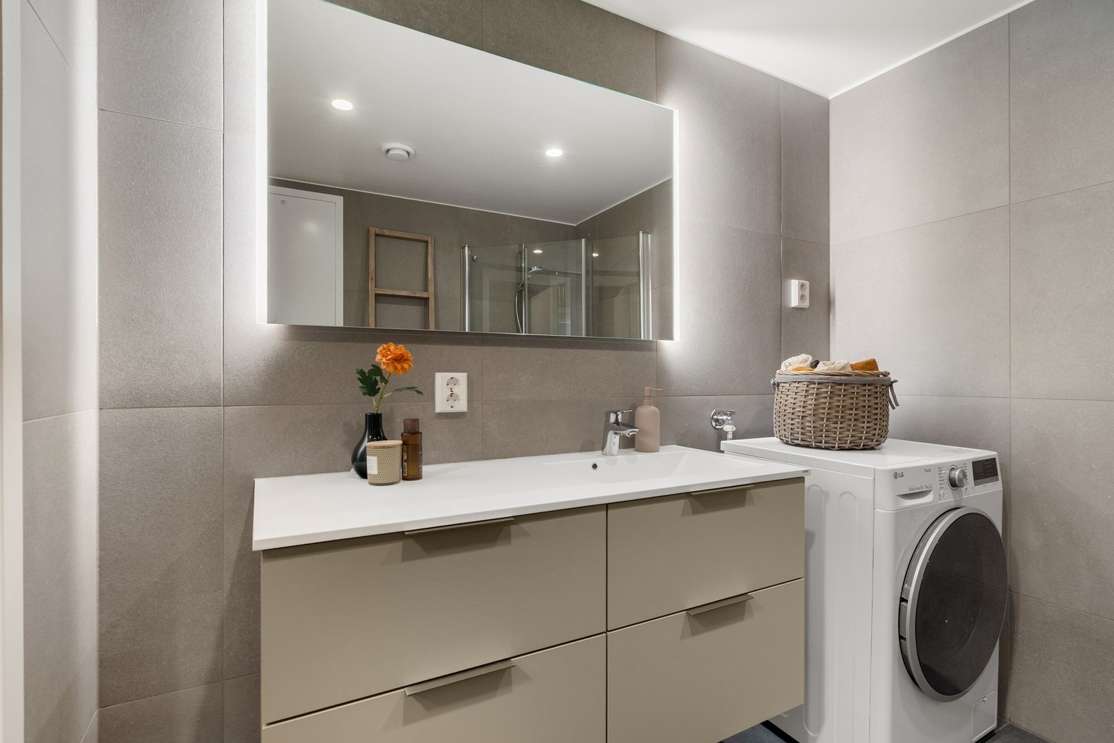 Dimbare downlights i himling samt varme i gulv. Galleribilde