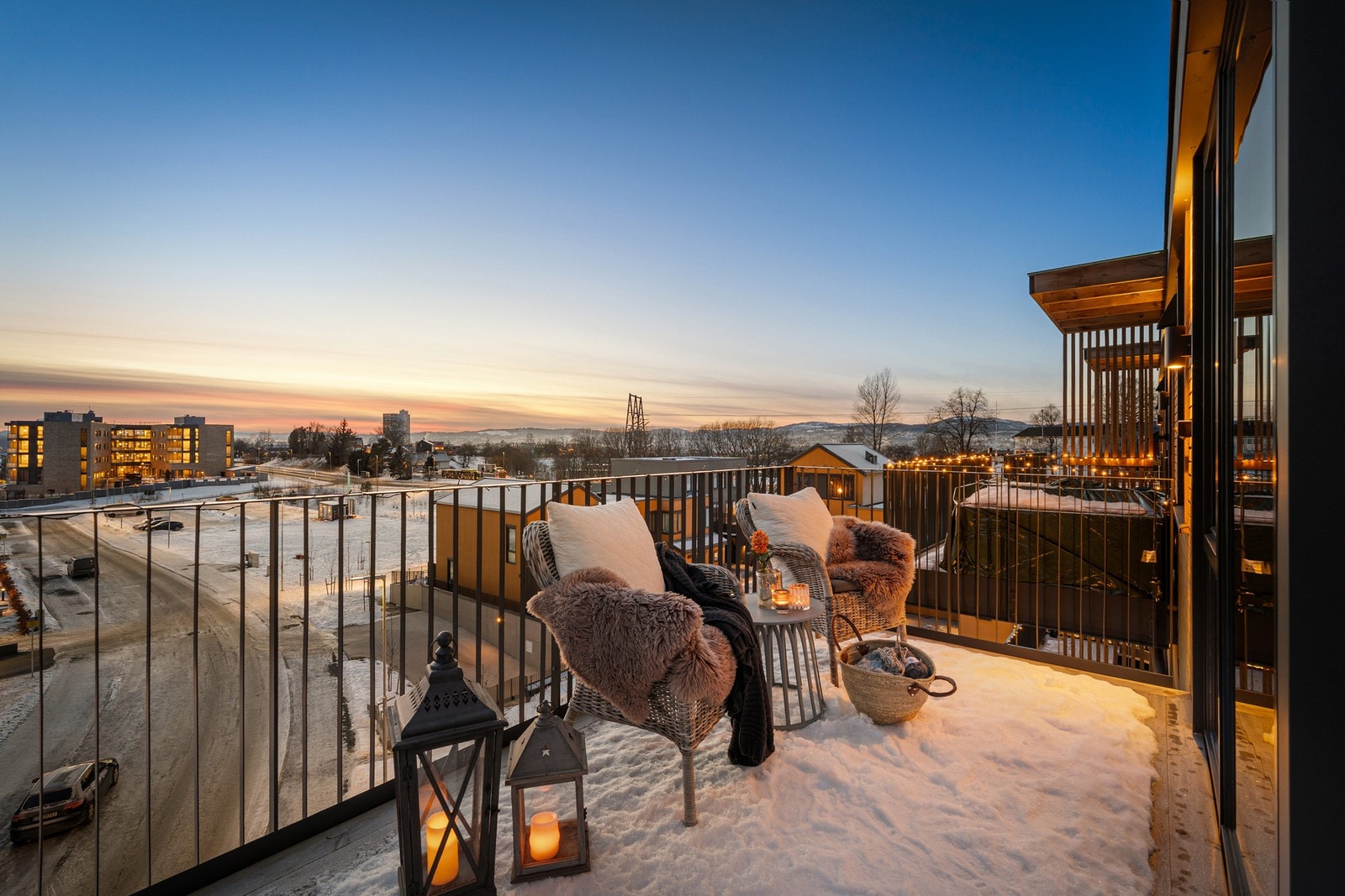 Stor L-formet balkong med herlige solforhold og luftig utsikt. Galleribilde