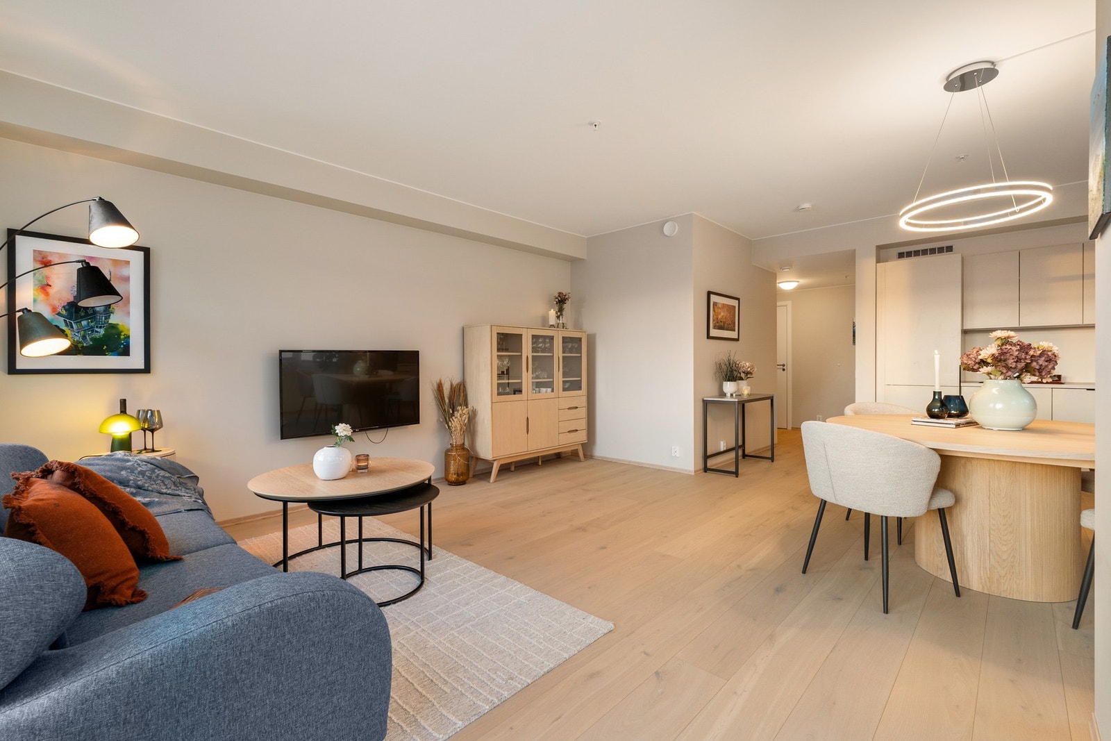 Den åpne stue/kjøkkenløsningen er på 31,9 kvm, med god plass til ønsket møblement. Galleribilde