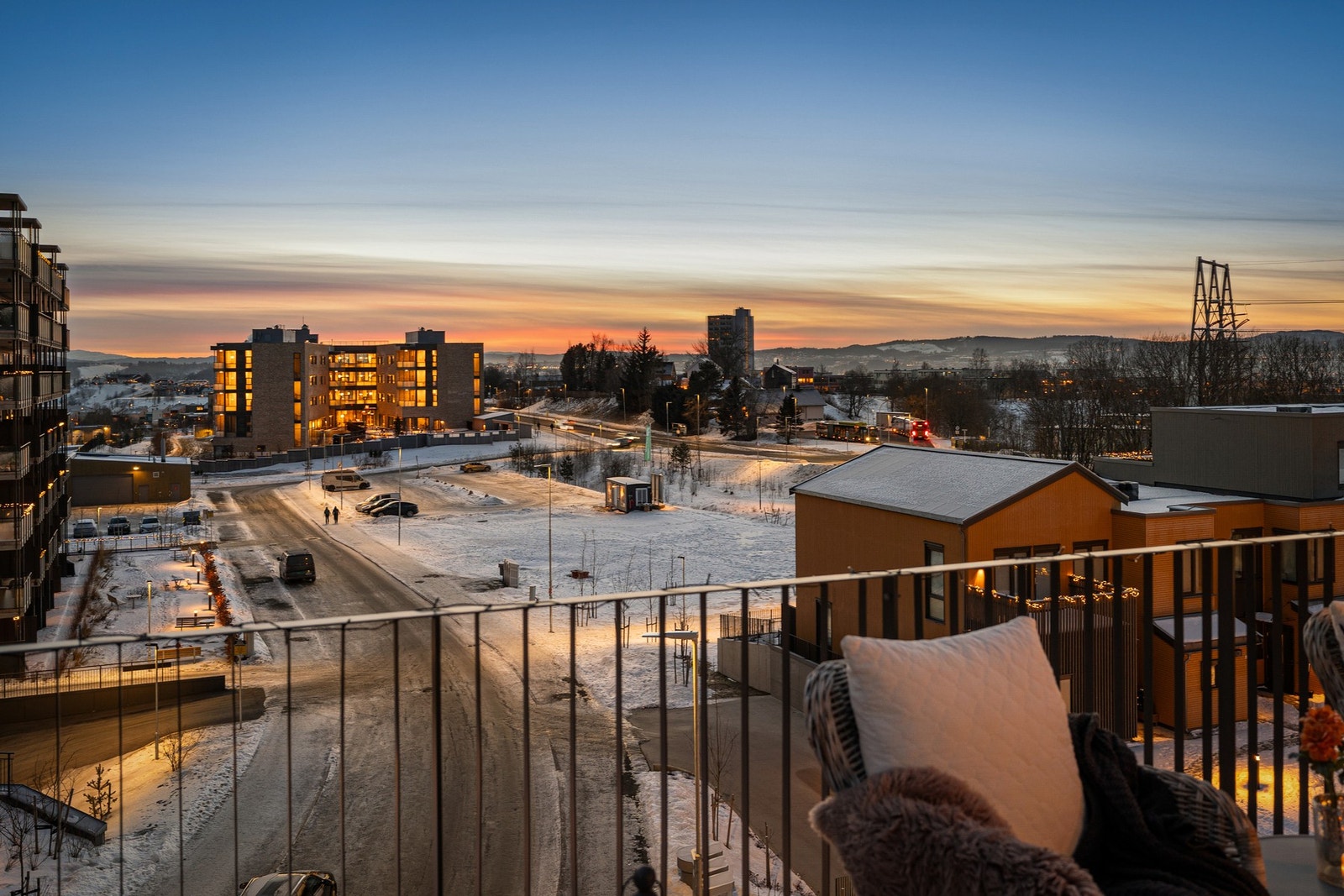 Stor L-formet balkong med herlige solforhold og luftig utsikt. Galleribilde