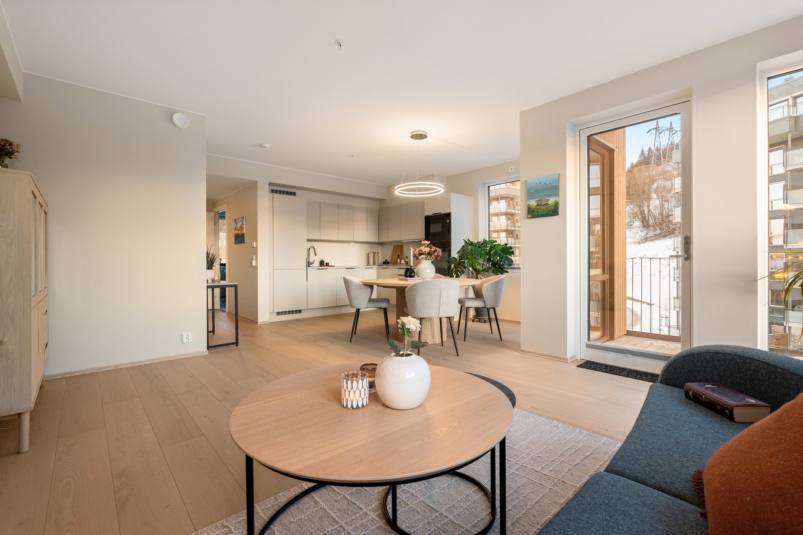 Den åpne stue/kjøkkenløsningen er på 31,9 kvm, med god plass til ønsket møblement. Galleribilde