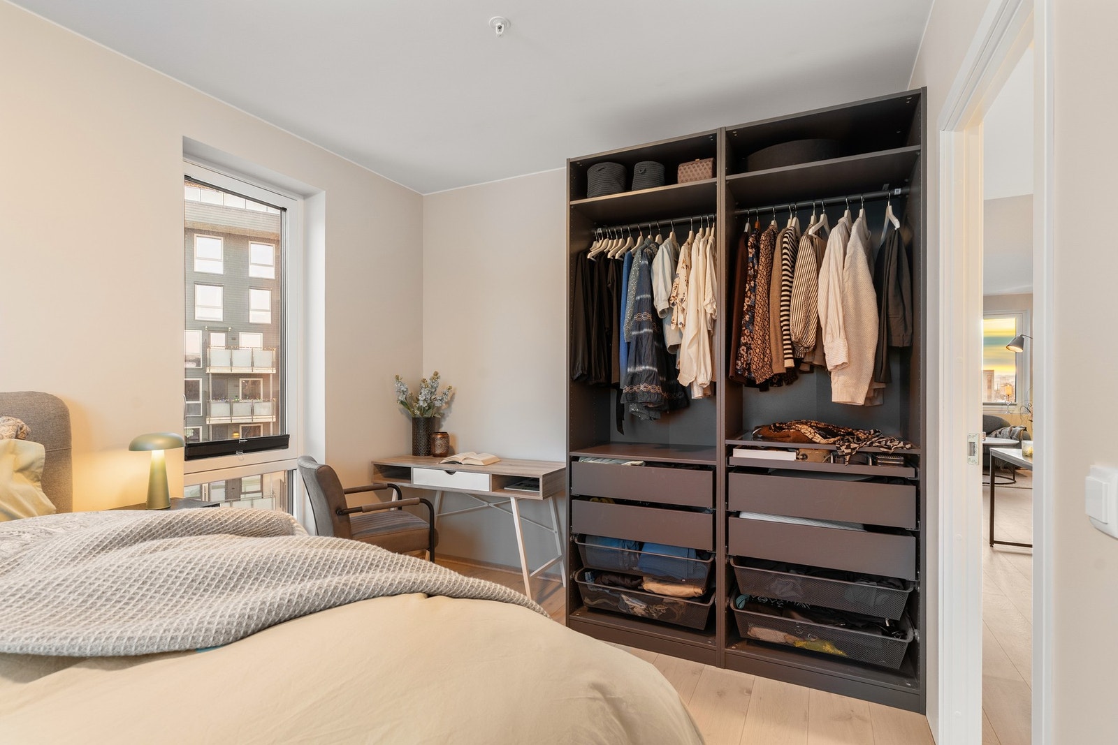 God plass til dobbeltseng samt tilhørende møblement. Garderobeløsning medfølger handelen. Galleribilde