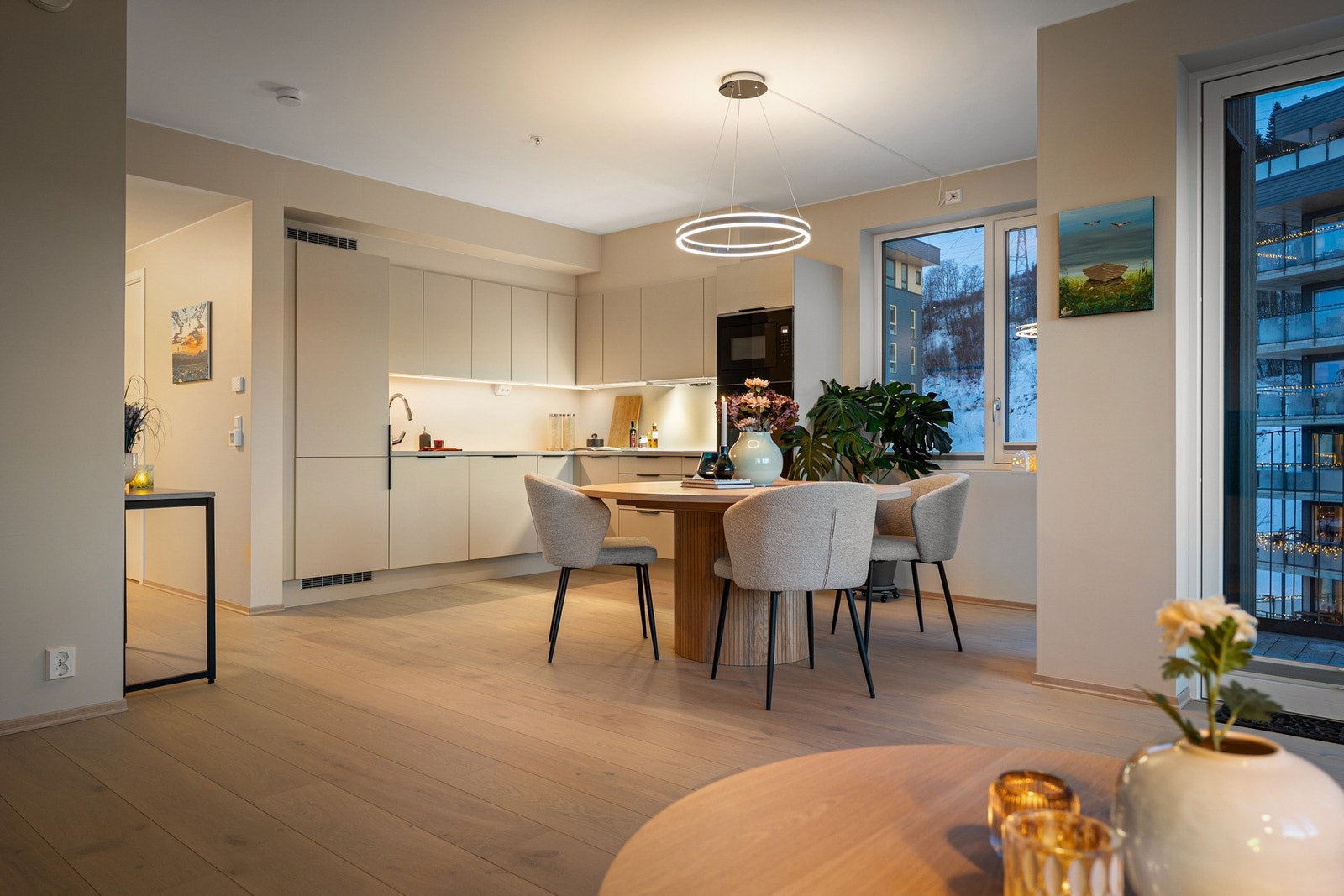 En særdeles smakfull toppleilighet med nydelig intern beliggenhet, ytterst og øverst i en boligblokk fra 2024. Galleribilde